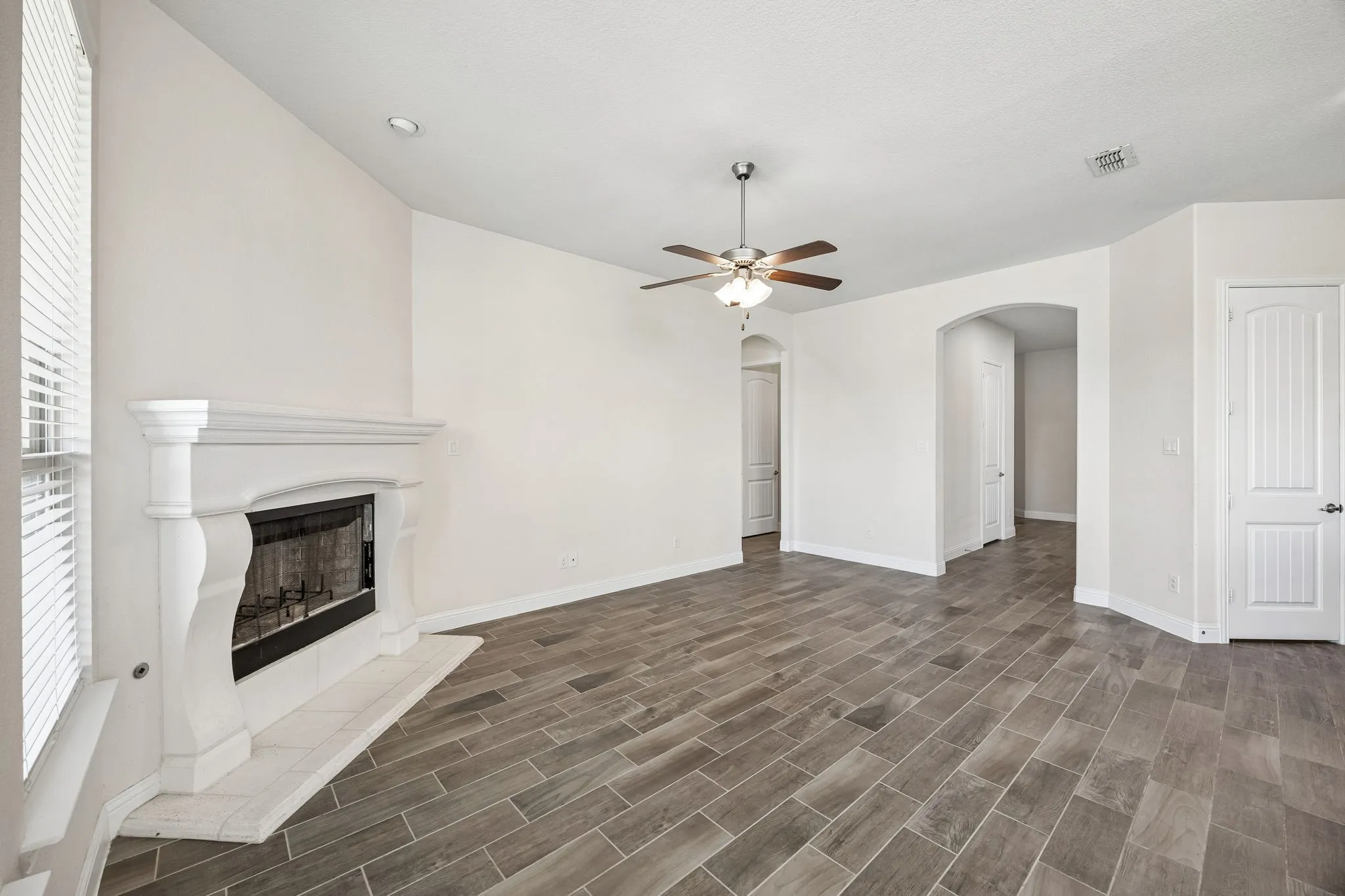 Single Family Residence For Sale in Tarrant County , 609 Morning Glory Lane, Mansfield, Texas 76063, 3 Bedroom, 2 Bathroom, 3 Garage spaces, 2,090 Sqft, built in 2016, mls#21377272, Real Estate Agent in Mansfield, Homes For Sale in Tarrant county, Homes For Sale in Mansfield, Realtor in Mansfield Texas, Real Estate Brokerage Independent Realty Texas, Luminita Cordes Realtor
