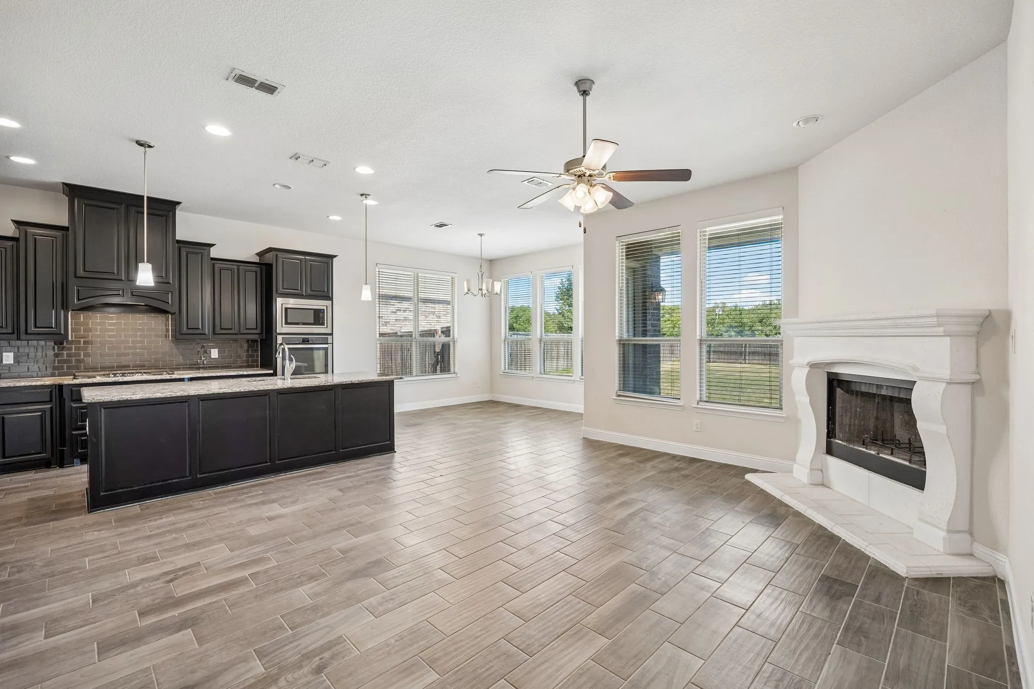 Single Family Residence For Sale in Tarrant County , 609 Morning Glory Lane, Mansfield, Texas 76063, 3 Bedroom, 2 Bathroom, 3 Garage spaces, 2,090 Sqft, built in 2016, mls#21377272, Real Estate Agent in Mansfield, Homes For Sale in Tarrant county, Homes For Sale in Mansfield, Realtor in Mansfield Texas, Real Estate Brokerage Independent Realty Texas, Luminita Cordes Realtor