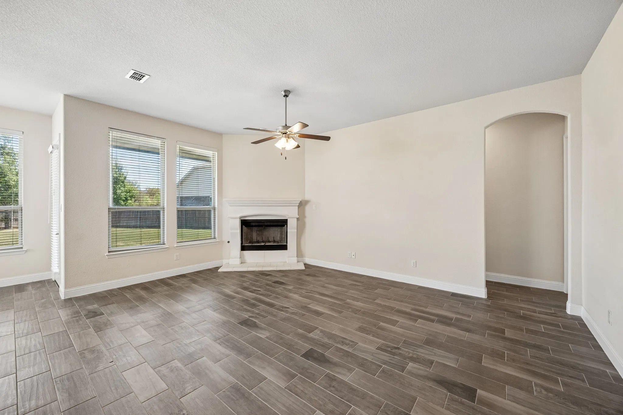 Single Family Residence For Sale in Tarrant County , 609 Morning Glory Lane, Mansfield, Texas 76063, 3 Bedroom, 2 Bathroom, 3 Garage spaces, 2,090 Sqft, built in 2016, mls#21377272, Real Estate Agent in Mansfield, Homes For Sale in Tarrant county, Homes For Sale in Mansfield, Realtor in Mansfield Texas, Real Estate Brokerage Independent Realty Texas, Luminita Cordes Realtor