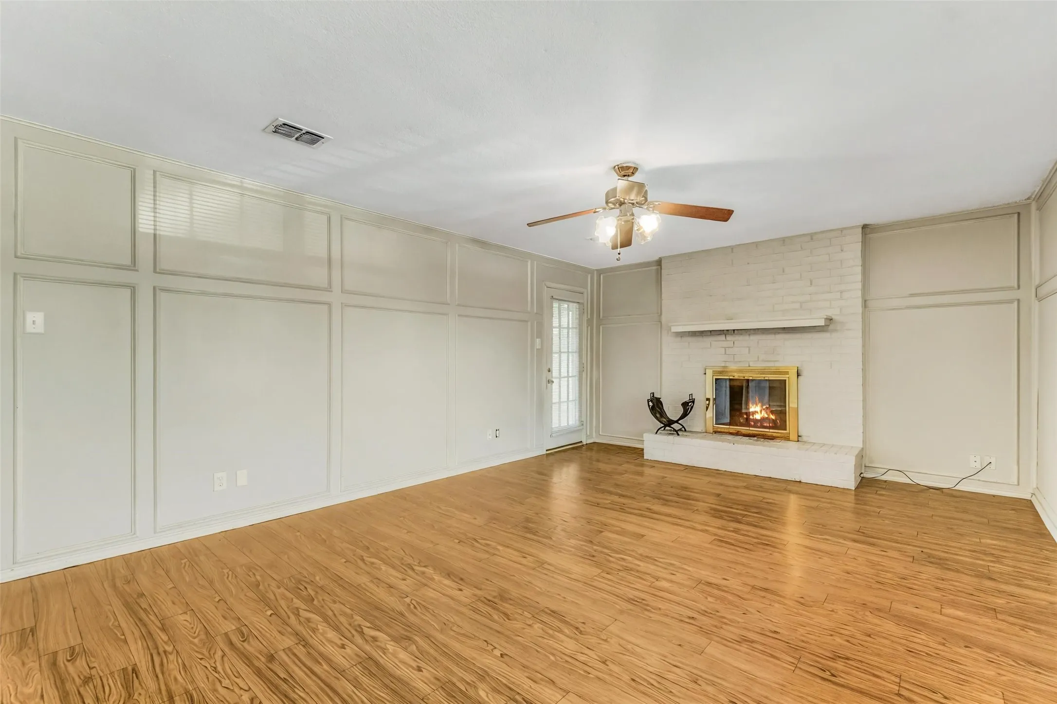 Single Family Residence For Rent in Tarrant County , 2802 Shady Grove Drive, Bedford, Texas 76021, 3 Bedroom, 2 Bathroom, 2 Garage spaces, 1,431 Sqft, built in 1978, mls#21377227, Real Estate Agent in Bedford, Homes For Rent in Tarrant county, Homes For Rent in Bedford, Realtor in Bedford Texas, Real Estate Brokerage Independent Realty Texas, Luminita Cordes Realtor