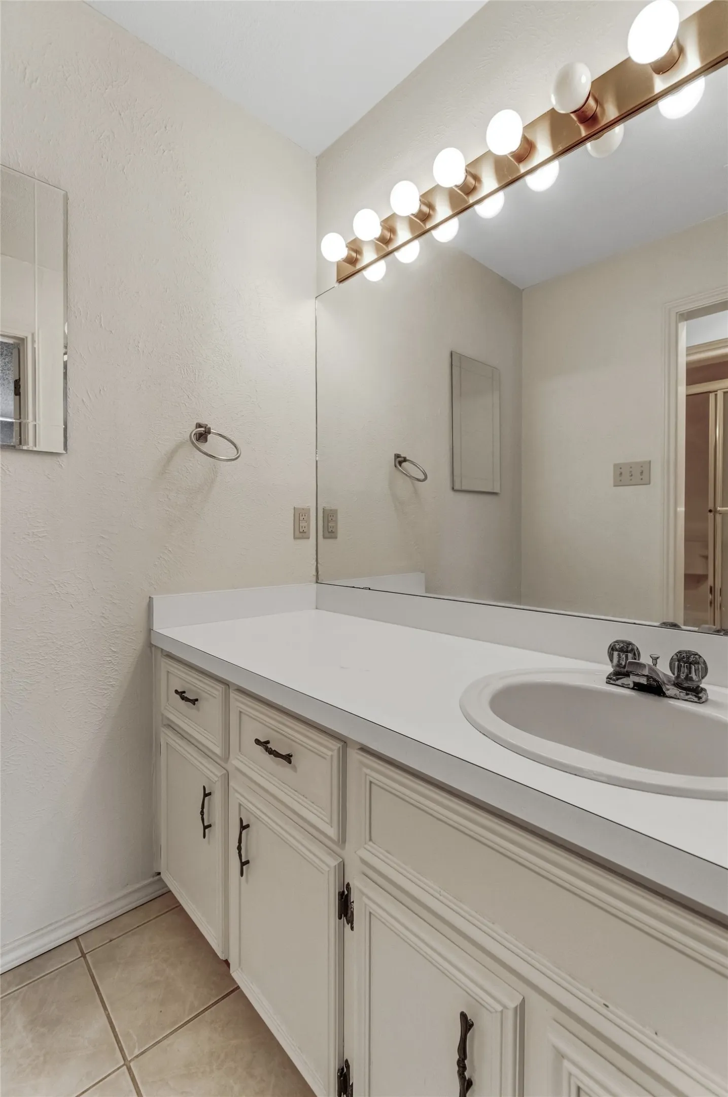 Single Family Residence For Rent in Tarrant County , 2802 Shady Grove Drive, Bedford, Texas 76021, 3 Bedroom, 2 Bathroom, 2 Garage spaces, 1,431 Sqft, built in 1978, mls#21377227, Real Estate Agent in Bedford, Homes For Rent in Tarrant county, Homes For Rent in Bedford, Realtor in Bedford Texas, Real Estate Brokerage Independent Realty Texas, Luminita Cordes Realtor