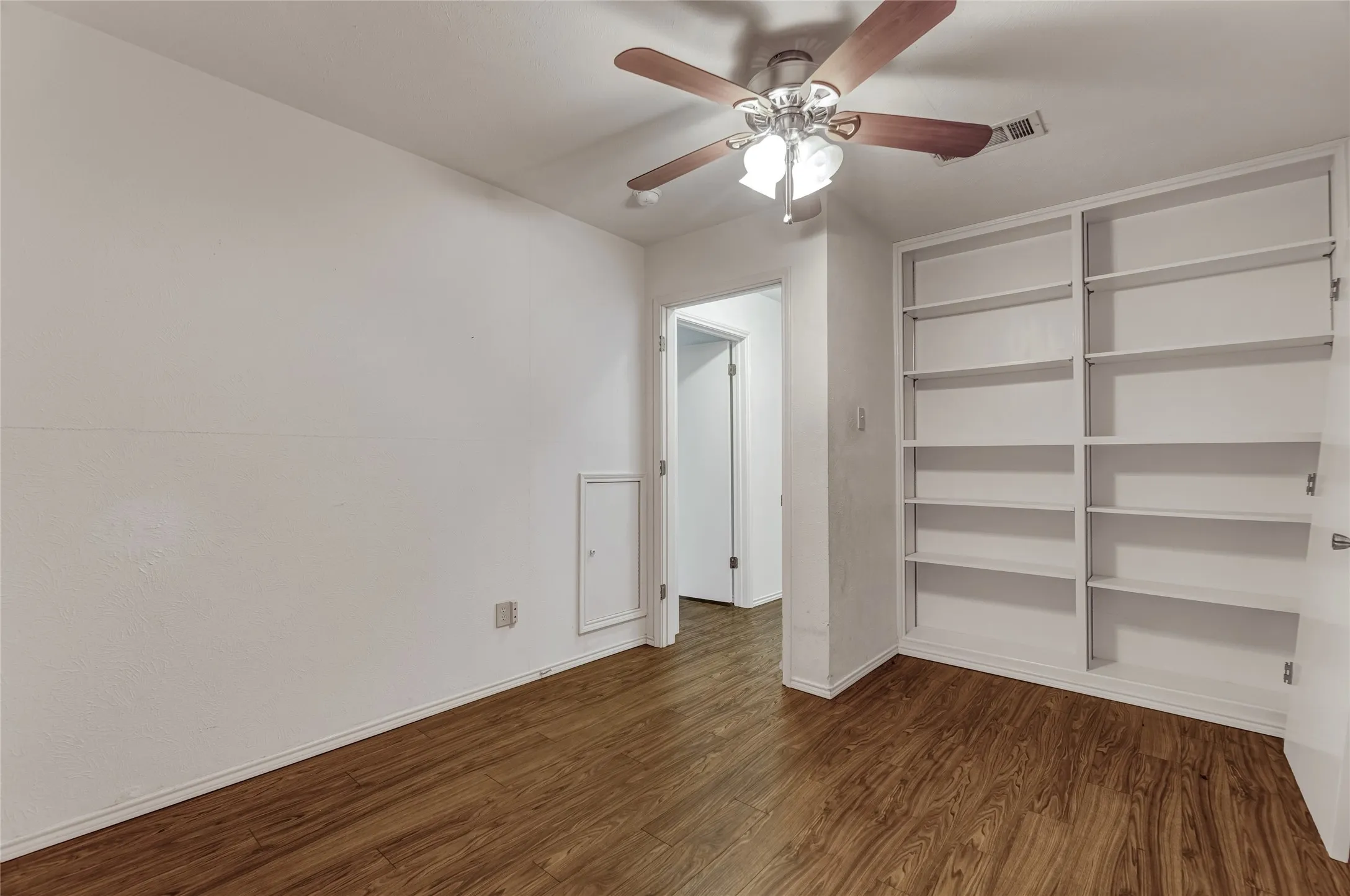 Single Family Residence For Rent in Tarrant County , 2802 Shady Grove Drive, Bedford, Texas 76021, 3 Bedroom, 2 Bathroom, 2 Garage spaces, 1,431 Sqft, built in 1978, mls#21377227, Real Estate Agent in Bedford, Homes For Rent in Tarrant county, Homes For Rent in Bedford, Realtor in Bedford Texas, Real Estate Brokerage Independent Realty Texas, Luminita Cordes Realtor