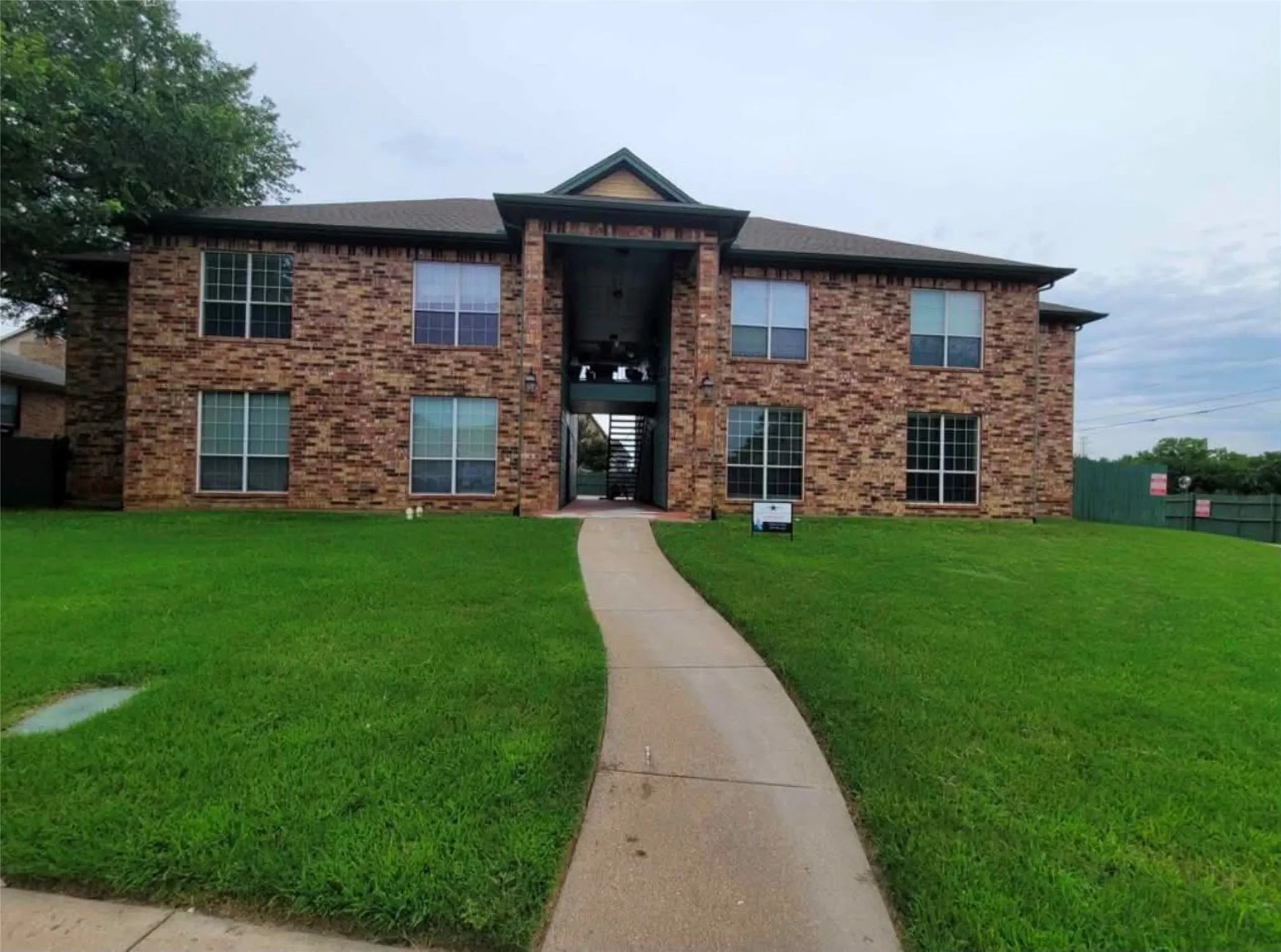 Apartment For Rent in Tarrant County , 813 Betty Court B, Hurst, Texas 76053, 3 Bedroom, 2 Bathroom, Garage spaces, 1,473 Sqft, built in 2003, mls#21377298, Real Estate Agent in Hurst, Homes For Rent in Tarrant county, Homes For Rent in Hurst, Realtor in Hurst Texas, Real Estate Brokerage Independent Realty Texas, Luminita Cordes Realtor