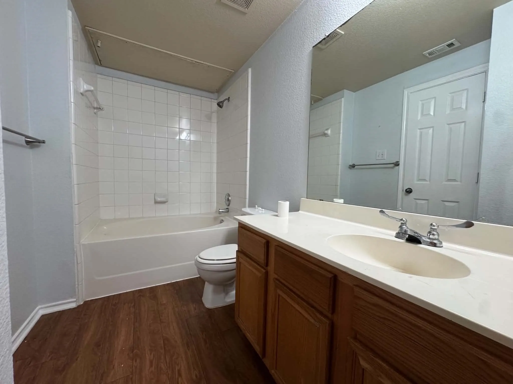 Apartment For Rent in Tarrant County , 813 Betty Court B, Hurst, Texas 76053, 3 Bedroom, 2 Bathroom, Garage spaces, 1,473 Sqft, built in 2003, mls#21377298, Real Estate Agent in Hurst, Homes For Rent in Tarrant county, Homes For Rent in Hurst, Realtor in Hurst Texas, Real Estate Brokerage Independent Realty Texas, Luminita Cordes Realtor