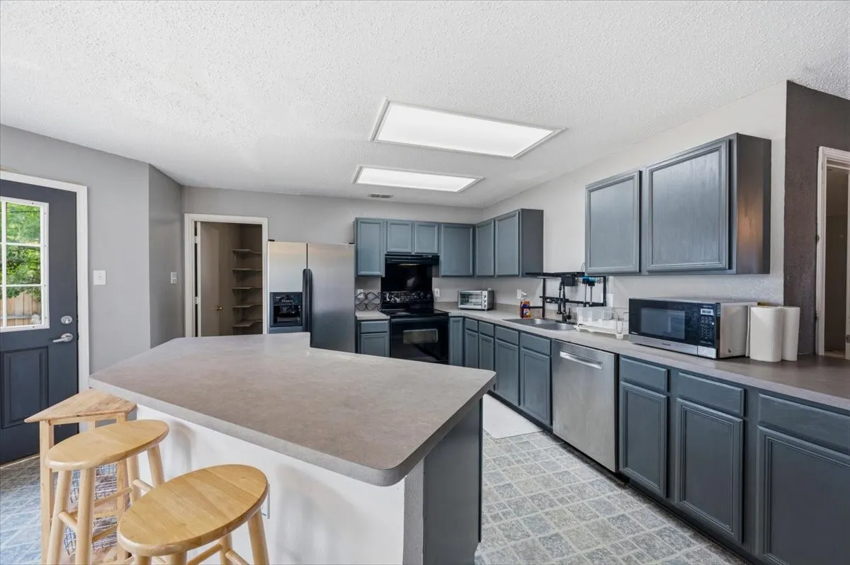 Single Family Residence For Sale in Tarrant County , 7207 Port Phillip Drive, Arlington, Texas 76002, 4 Bedroom, 3 Bathroom, 2 Garage spaces, 2,576 Sqft, built in 1999, mls#21377158, Real Estate Agent in Arlington, Homes For Sale in Tarrant county, Homes For Sale in Arlington, Realtor in Arlington Texas, Real Estate Brokerage Independent Realty Texas, Luminita Cordes Realtor
