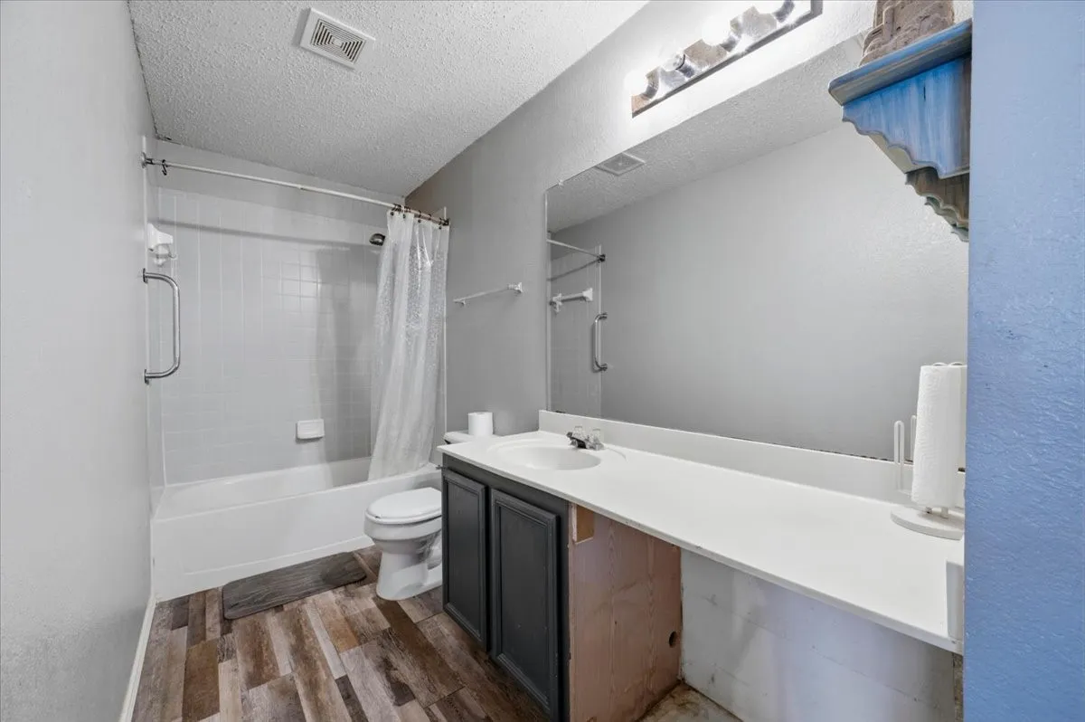 Single Family Residence For Sale in Tarrant County , 7207 Port Phillip Drive, Arlington, Texas 76002, 4 Bedroom, 3 Bathroom, 2 Garage spaces, 2,576 Sqft, built in 1999, mls#21377158, Real Estate Agent in Arlington, Homes For Sale in Tarrant county, Homes For Sale in Arlington, Realtor in Arlington Texas, Real Estate Brokerage Independent Realty Texas, Luminita Cordes Realtor