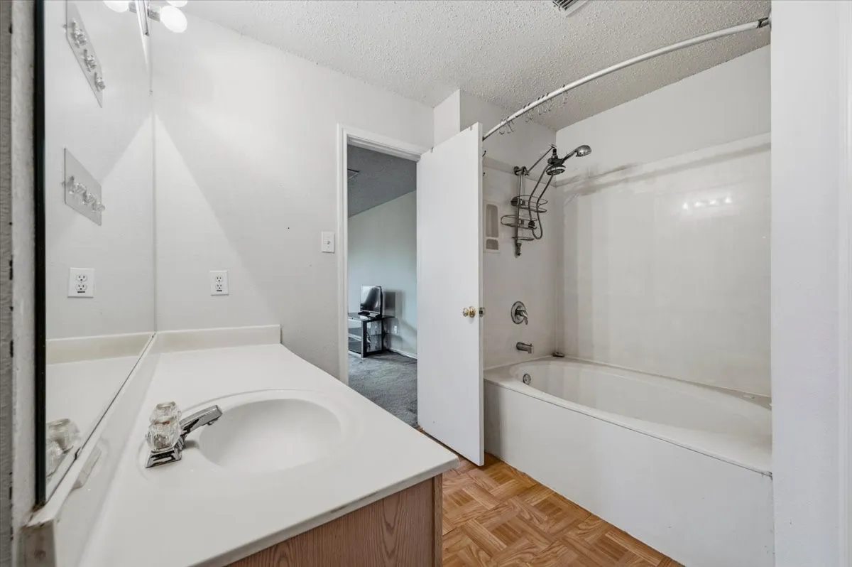 Single Family Residence For Sale in Tarrant County , 7207 Port Phillip Drive, Arlington, Texas 76002, 4 Bedroom, 3 Bathroom, 2 Garage spaces, 2,576 Sqft, built in 1999, mls#21377158, Real Estate Agent in Arlington, Homes For Sale in Tarrant county, Homes For Sale in Arlington, Realtor in Arlington Texas, Real Estate Brokerage Independent Realty Texas, Luminita Cordes Realtor