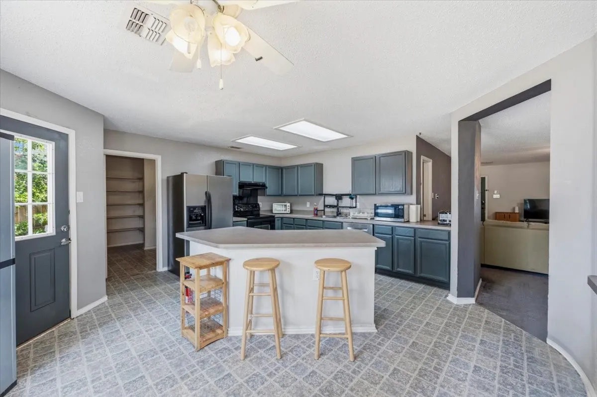 Single Family Residence For Sale in Tarrant County , 7207 Port Phillip Drive, Arlington, Texas 76002, 4 Bedroom, 3 Bathroom, 2 Garage spaces, 2,576 Sqft, built in 1999, mls#21377158, Real Estate Agent in Arlington, Homes For Sale in Tarrant county, Homes For Sale in Arlington, Realtor in Arlington Texas, Real Estate Brokerage Independent Realty Texas, Luminita Cordes Realtor