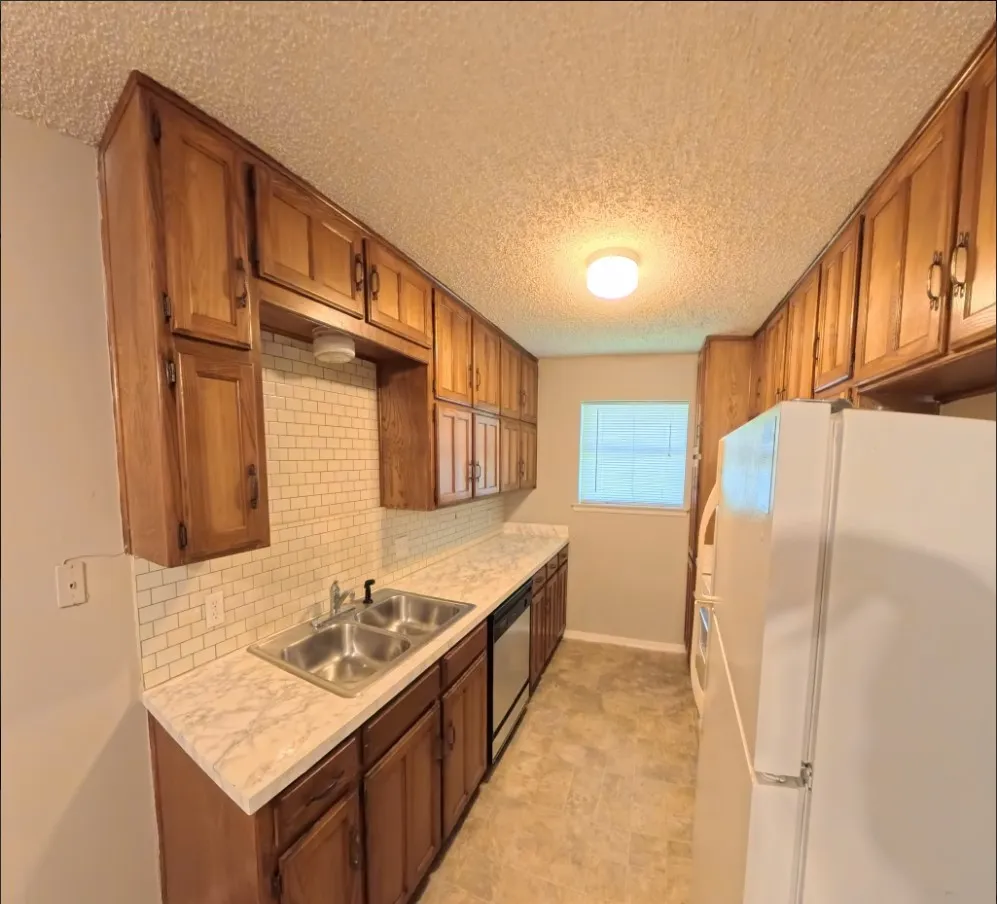 Duplex For Rent in Tarrant County , 7324 Davis Boulevard B, North Richland Hills, Texas 76182, 2 Bedroom, 2 Bathroom, Garage spaces, 2,402 Sqft, built in 1978, mls#21377209, Real Estate Agent in North Richland Hills, Homes For Rent in Tarrant county, Homes For Rent in North Richland Hills, Realtor in North Richland Hills Texas, Real Estate Brokerage Independent Realty Texas, Luminita Cordes Realtor