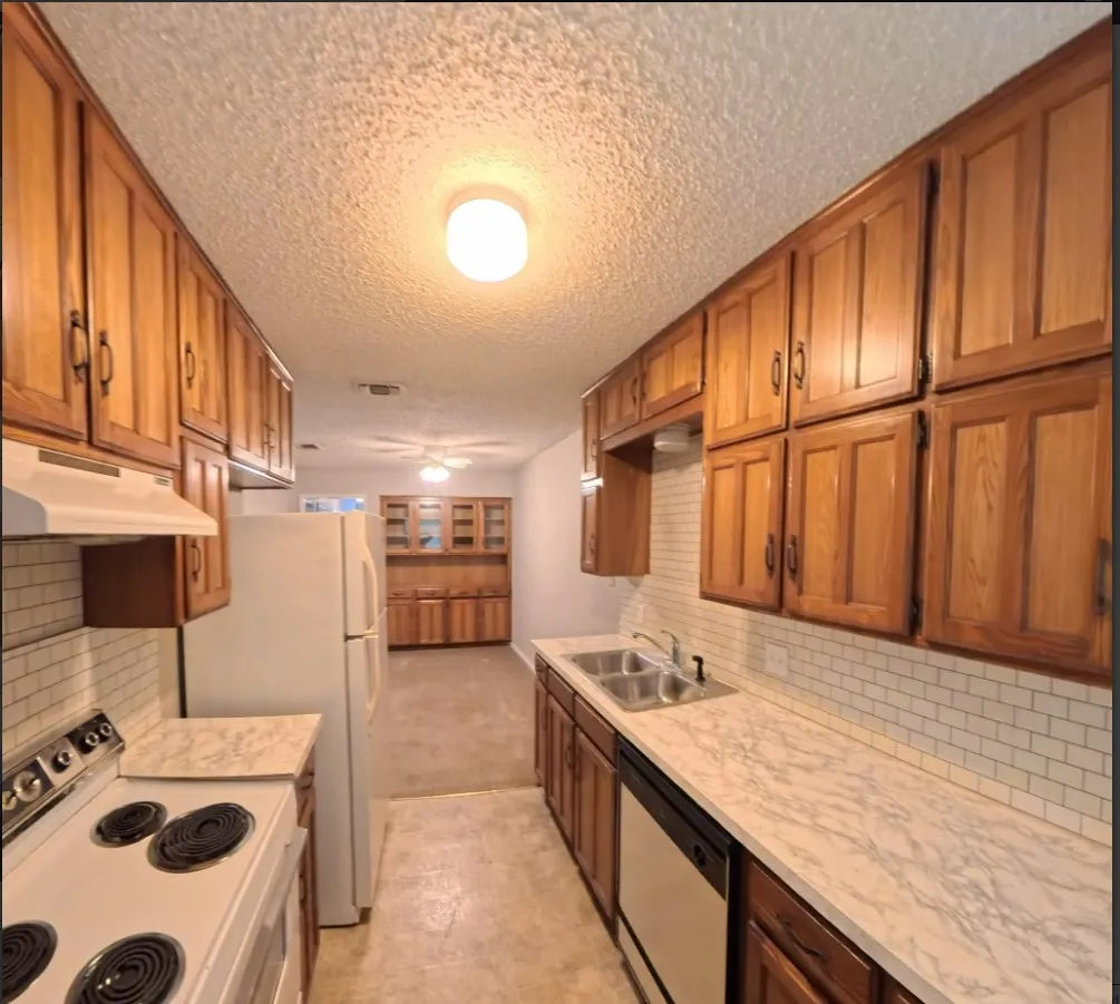 Duplex For Rent in Tarrant County , 7324 Davis Boulevard B, North Richland Hills, Texas 76182, 2 Bedroom, 2 Bathroom, Garage spaces, 2,402 Sqft, built in 1978, mls#21377209, Real Estate Agent in North Richland Hills, Homes For Rent in Tarrant county, Homes For Rent in North Richland Hills, Realtor in North Richland Hills Texas, Real Estate Brokerage Independent Realty Texas, Luminita Cordes Realtor