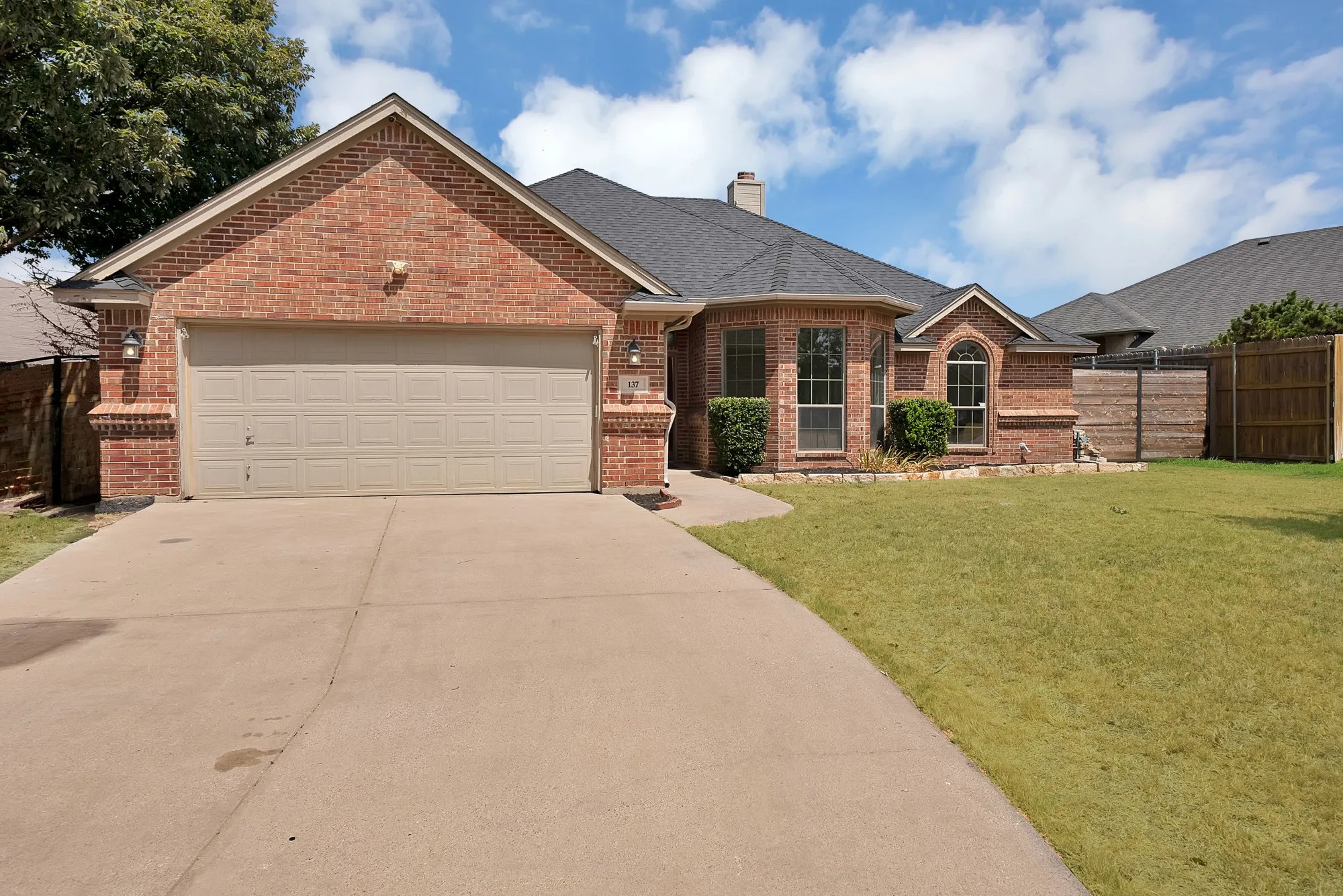 Single Family Residence For Sale in Tarrant County , 137 Hirth Drive, Crowley, Texas 76036, 3 Bedroom, 2 Bathroom, 2 Garage spaces, 1,792 Sqft, built in 2003, mls#21371219, Real Estate Agent in Crowley, Homes For Sale in Tarrant county, Homes For Sale in Crowley, Realtor in Crowley Texas, Real Estate Brokerage Independent Realty Texas, Luminita Cordes Realtor