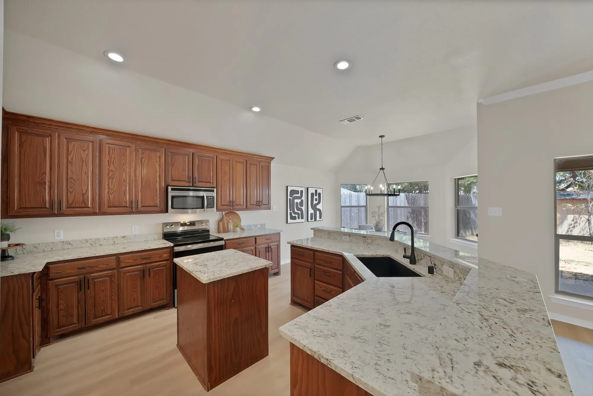 Single Family Residence For Sale in Tarrant County , 137 Hirth Drive, Crowley, Texas 76036, 3 Bedroom, 2 Bathroom, 2 Garage spaces, 1,792 Sqft, built in 2003, mls#21371219, Real Estate Agent in Crowley, Homes For Sale in Tarrant county, Homes For Sale in Crowley, Realtor in Crowley Texas, Real Estate Brokerage Independent Realty Texas, Luminita Cordes Realtor