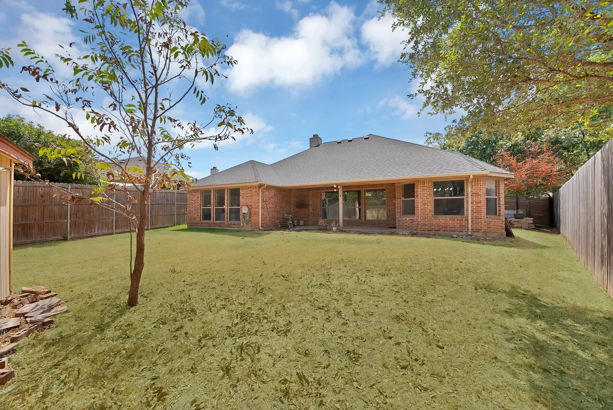Single Family Residence For Sale in Tarrant County , 137 Hirth Drive, Crowley, Texas 76036, 3 Bedroom, 2 Bathroom, 2 Garage spaces, 1,792 Sqft, built in 2003, mls#21371219, Real Estate Agent in Crowley, Homes For Sale in Tarrant county, Homes For Sale in Crowley, Realtor in Crowley Texas, Real Estate Brokerage Independent Realty Texas, Luminita Cordes Realtor