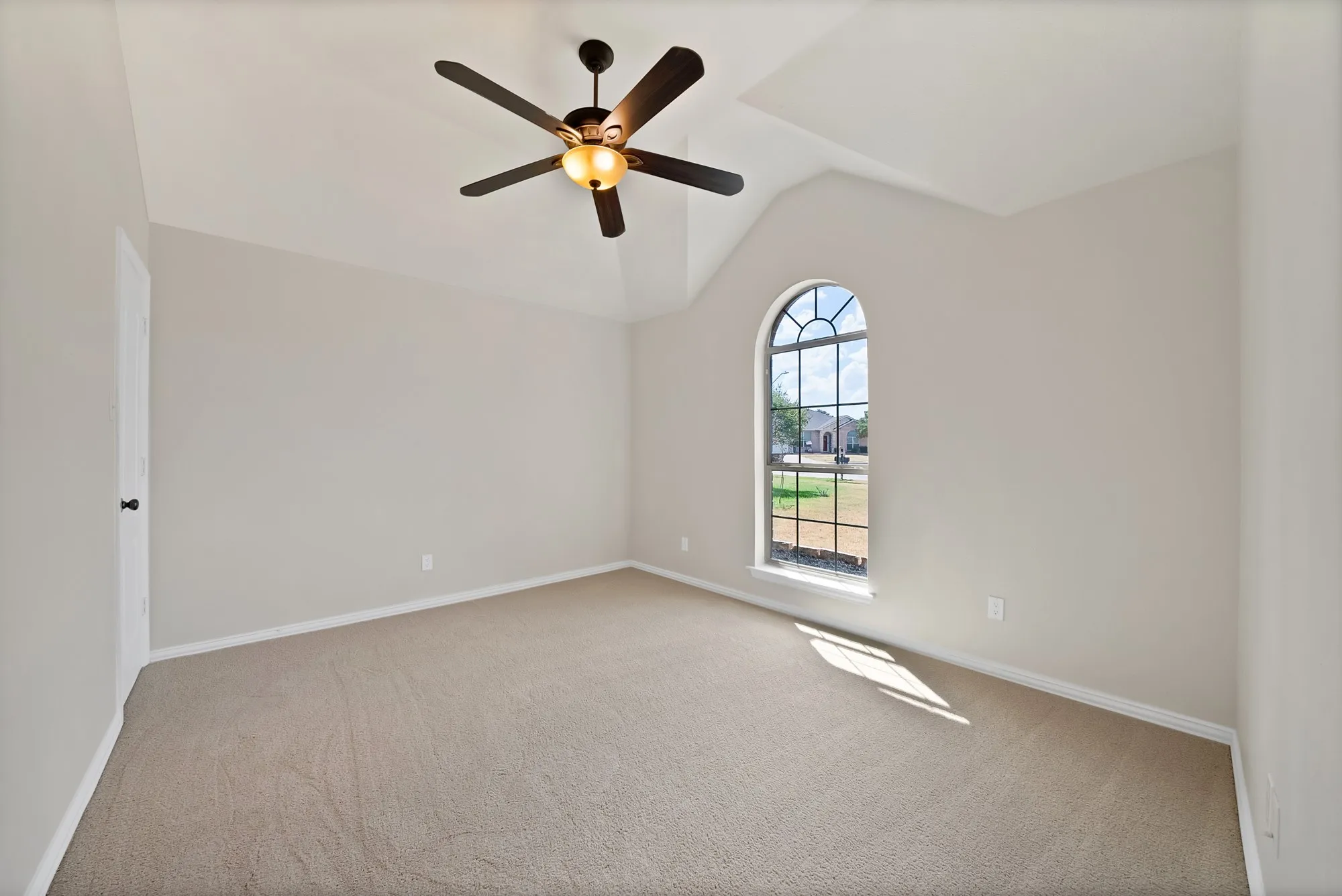 Single Family Residence For Sale in Tarrant County , 137 Hirth Drive, Crowley, Texas 76036, 3 Bedroom, 2 Bathroom, 2 Garage spaces, 1,792 Sqft, built in 2003, mls#21371219, Real Estate Agent in Crowley, Homes For Sale in Tarrant county, Homes For Sale in Crowley, Realtor in Crowley Texas, Real Estate Brokerage Independent Realty Texas, Luminita Cordes Realtor