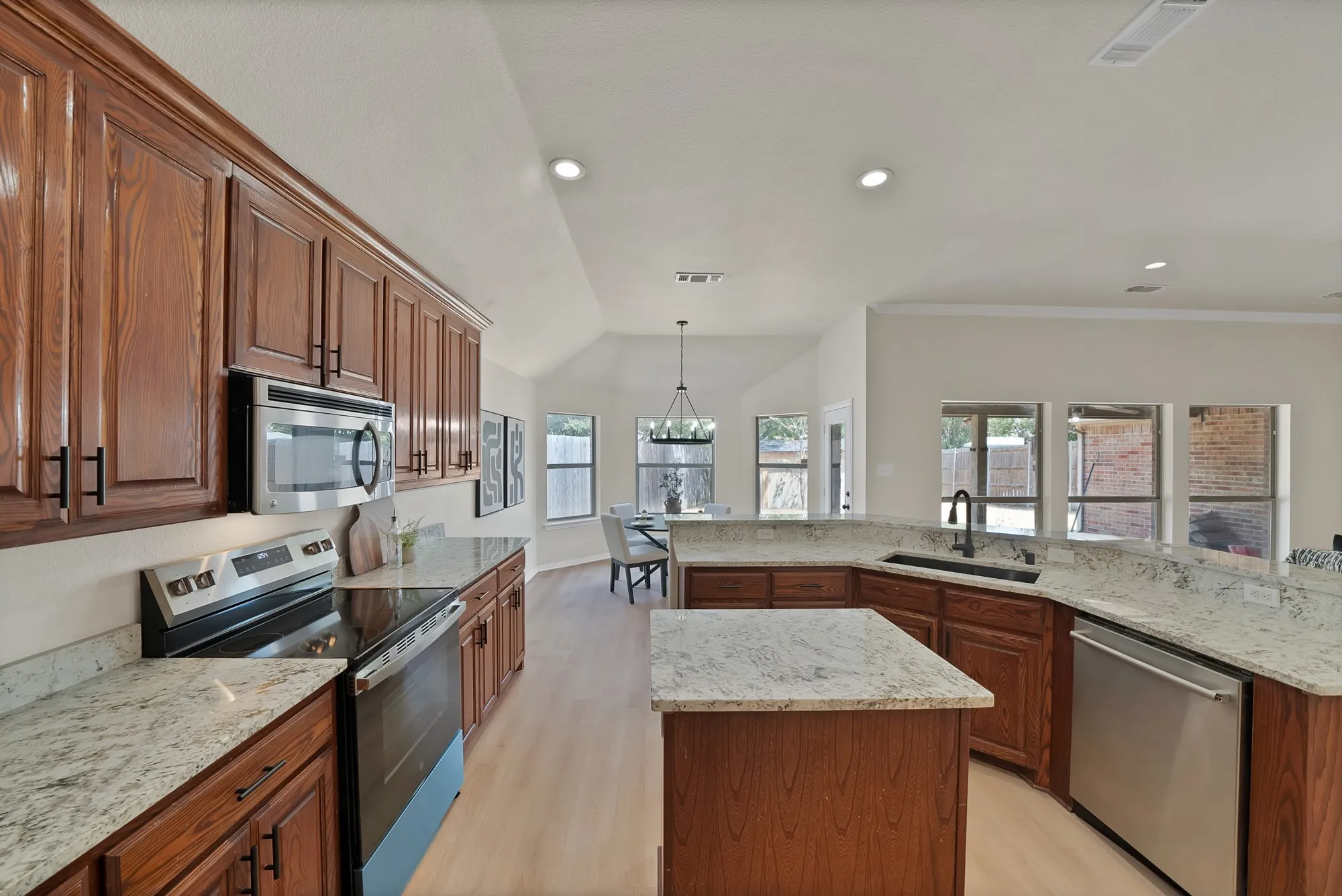 Single Family Residence For Sale in Tarrant County , 137 Hirth Drive, Crowley, Texas 76036, 3 Bedroom, 2 Bathroom, 2 Garage spaces, 1,792 Sqft, built in 2003, mls#21371219, Real Estate Agent in Crowley, Homes For Sale in Tarrant county, Homes For Sale in Crowley, Realtor in Crowley Texas, Real Estate Brokerage Independent Realty Texas, Luminita Cordes Realtor