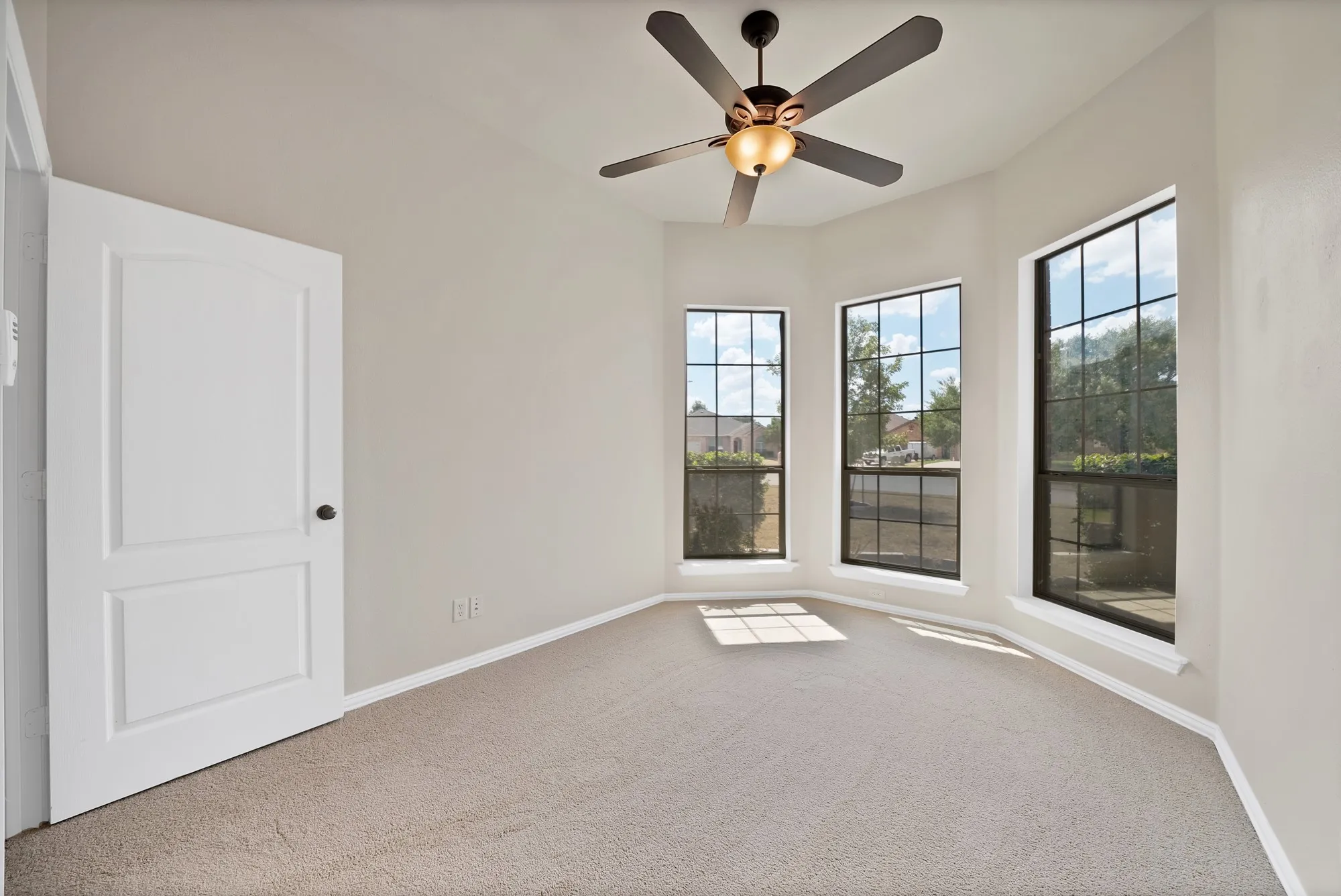Single Family Residence For Sale in Tarrant County , 137 Hirth Drive, Crowley, Texas 76036, 3 Bedroom, 2 Bathroom, 2 Garage spaces, 1,792 Sqft, built in 2003, mls#21371219, Real Estate Agent in Crowley, Homes For Sale in Tarrant county, Homes For Sale in Crowley, Realtor in Crowley Texas, Real Estate Brokerage Independent Realty Texas, Luminita Cordes Realtor