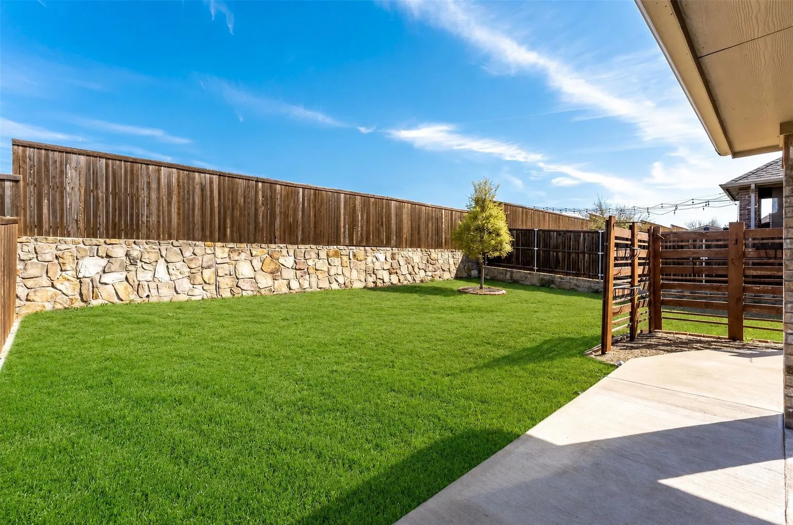Single Family Residence For Rent in Collin County , 716 Bluebird Way, Celina, Texas 75009, 3 Bedroom, 2 Bathroom, 2 Garage spaces, 2,069 Sqft, built in 2018, mls#21377283, Real Estate Agent in Celina, Homes For Rent in Collin county, Homes For Rent in Celina, Realtor in Celina Texas, Real Estate Brokerage Independent Realty Texas, Luminita Cordes Realtor