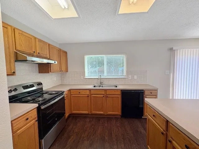 Single Family Residence For Rent in Tarrant County , 10065 Chapel Oak Trail, Fort Worth, Texas 76116, 3 Bedroom, 3 Bathroom, 2 Garage spaces, 1,998 Sqft, built in 2000, mls#21377304, Real Estate Agent in Fort Worth, Homes For Rent in Tarrant county, Homes For Rent in Fort Worth, Realtor in Fort Worth Texas, Real Estate Brokerage Independent Realty Texas, Luminita Cordes Realtor