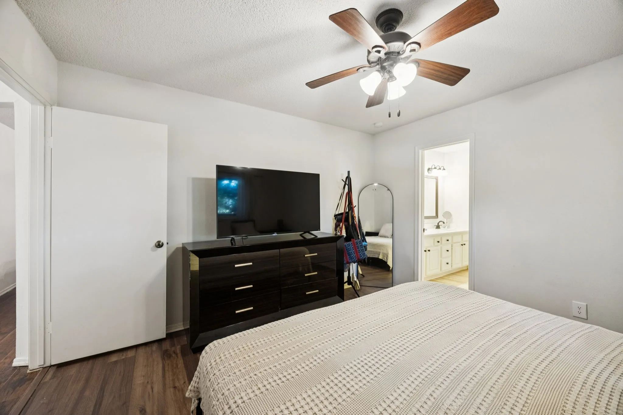 Single Family Residence For Sale in Collin County , 801 Whitehall Drive, Plano, Texas 75023, 3 Bedroom, 2 Bathroom, 2 Garage spaces, 1,452 Sqft, built in 1981, mls#21377026, Real Estate Agent in Plano, Homes For Sale in Collin county, Homes For Sale in Plano, Realtor in Plano Texas, Real Estate Brokerage Independent Realty Texas, Luminita Cordes Realtor