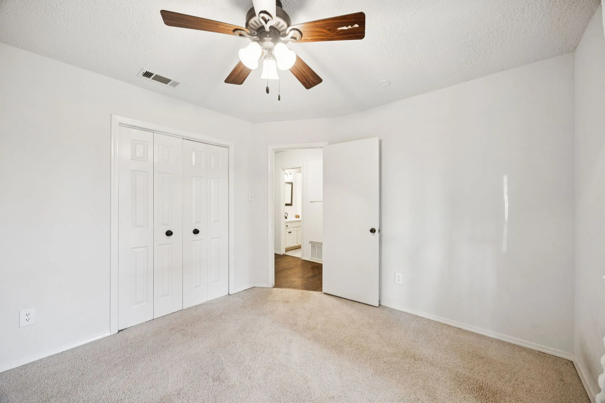 Single Family Residence For Sale in Collin County , 801 Whitehall Drive, Plano, Texas 75023, 3 Bedroom, 2 Bathroom, 2 Garage spaces, 1,452 Sqft, built in 1981, mls#21377026, Real Estate Agent in Plano, Homes For Sale in Collin county, Homes For Sale in Plano, Realtor in Plano Texas, Real Estate Brokerage Independent Realty Texas, Luminita Cordes Realtor