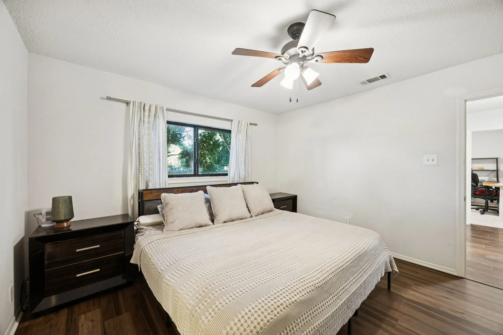 Single Family Residence For Sale in Collin County , 801 Whitehall Drive, Plano, Texas 75023, 3 Bedroom, 2 Bathroom, 2 Garage spaces, 1,452 Sqft, built in 1981, mls#21377026, Real Estate Agent in Plano, Homes For Sale in Collin county, Homes For Sale in Plano, Realtor in Plano Texas, Real Estate Brokerage Independent Realty Texas, Luminita Cordes Realtor