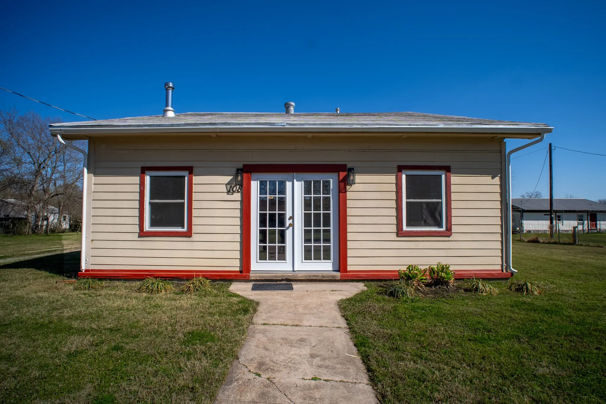 Single Family Residence For Sale in Freestone County , 108 S Avenue C, Wortham, Texas 76693, 2 Bedroom, 2 Bathroom, 3 Garage spaces, 2,082 Sqft, built in 1950, mls#21377289, Real Estate Agent in Wortham, Homes For Sale in Freestone county, Homes For Sale in Wortham, Realtor in Wortham Texas, Real Estate Brokerage Independent Realty Texas, Luminita Cordes Realtor