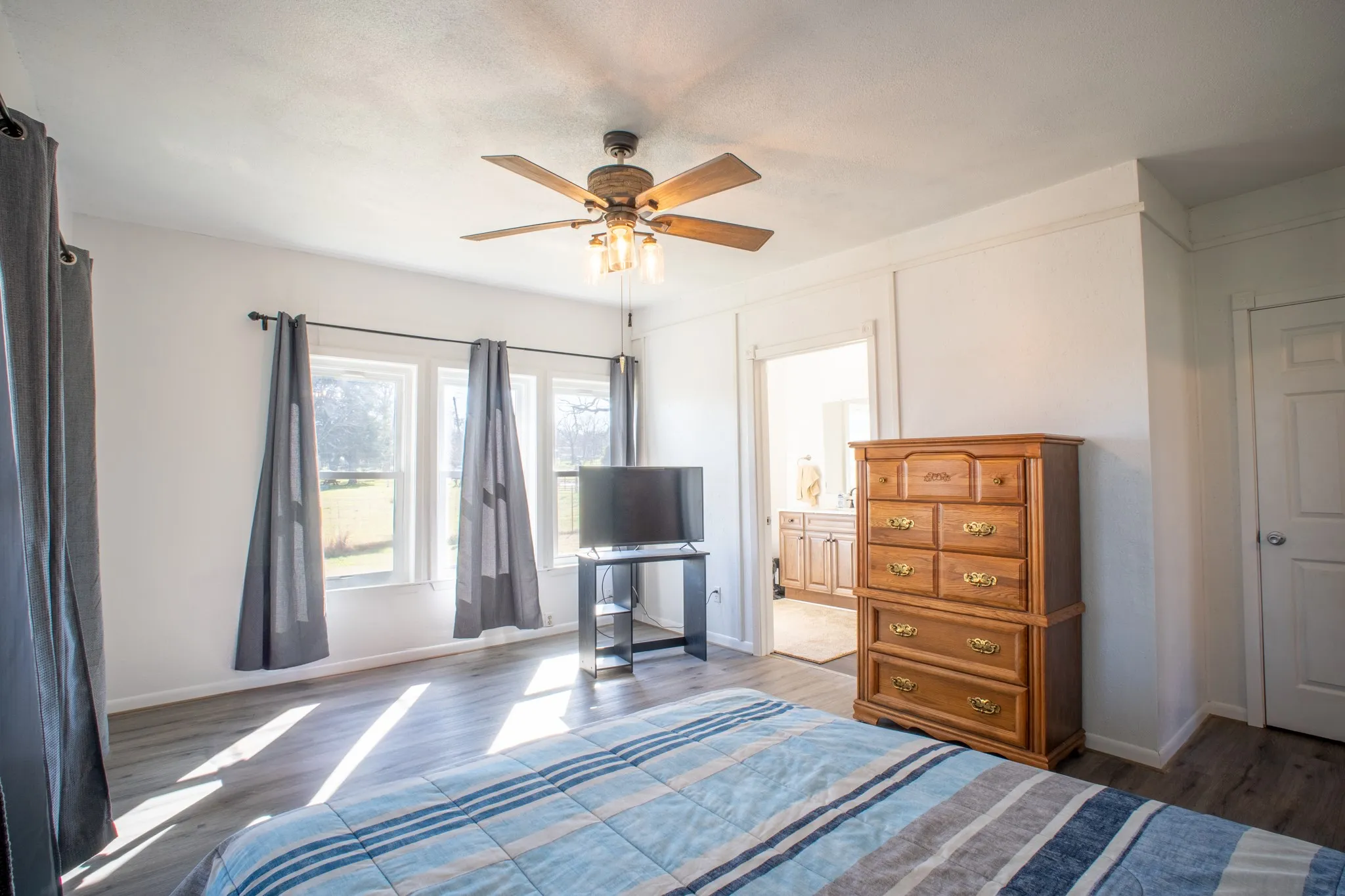 Single Family Residence For Sale in Freestone County , 108 S Avenue C, Wortham, Texas 76693, 2 Bedroom, 2 Bathroom, 3 Garage spaces, 2,082 Sqft, built in 1950, mls#21377289, Real Estate Agent in Wortham, Homes For Sale in Freestone county, Homes For Sale in Wortham, Realtor in Wortham Texas, Real Estate Brokerage Independent Realty Texas, Luminita Cordes Realtor