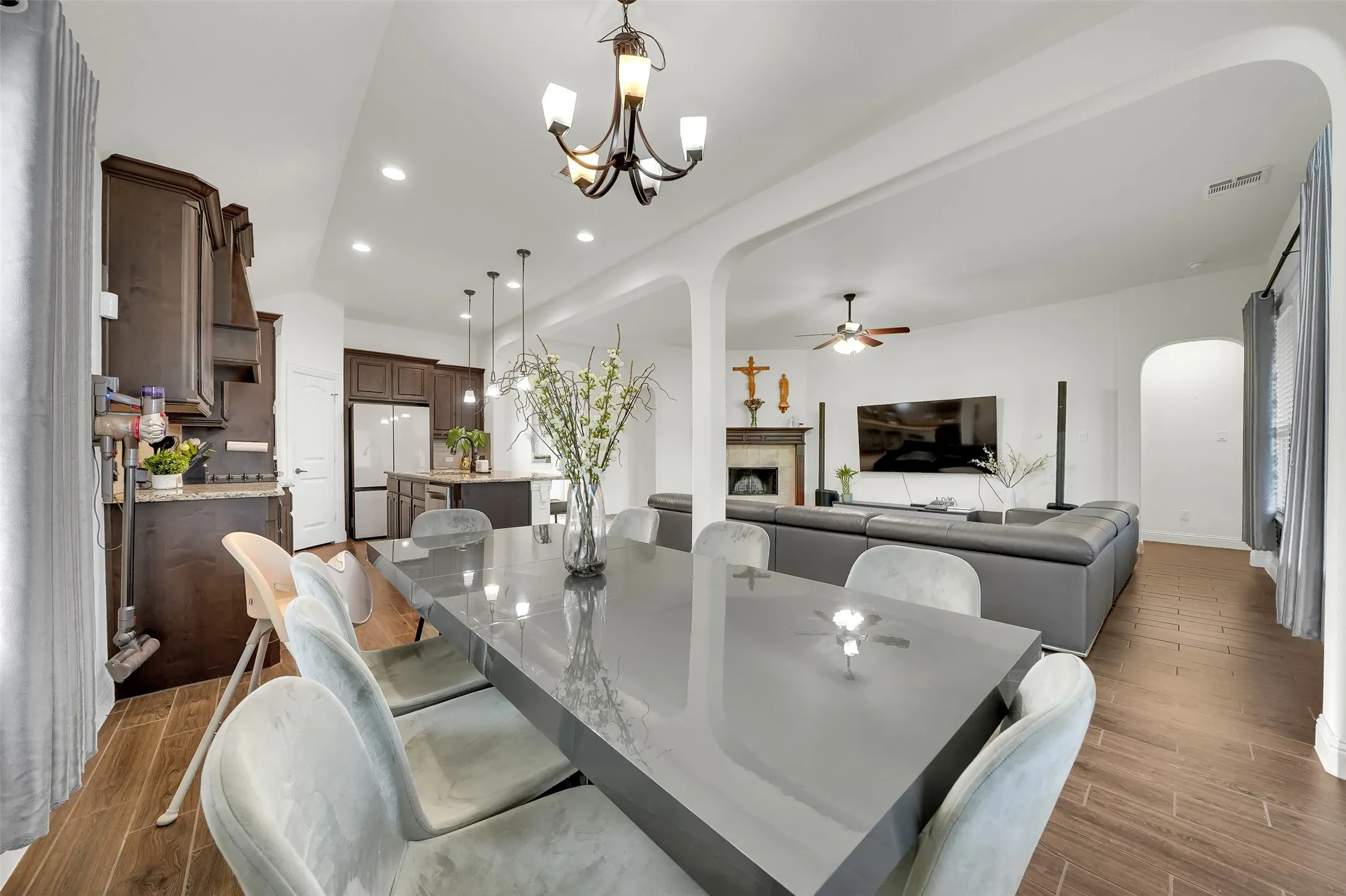 Single Family Residence For Sale in Ellis County , 413 Tucker Trail, Midlothian, Texas 76065, 3 Bedroom, 2 Bathroom, 2 Garage spaces, 2,230 Sqft, built in 2019, mls#21377189, Real Estate Agent in Midlothian, Homes For Sale in Ellis county, Homes For Sale in Midlothian, Realtor in Midlothian Texas, Real Estate Brokerage Independent Realty Texas, Luminita Cordes Realtor
