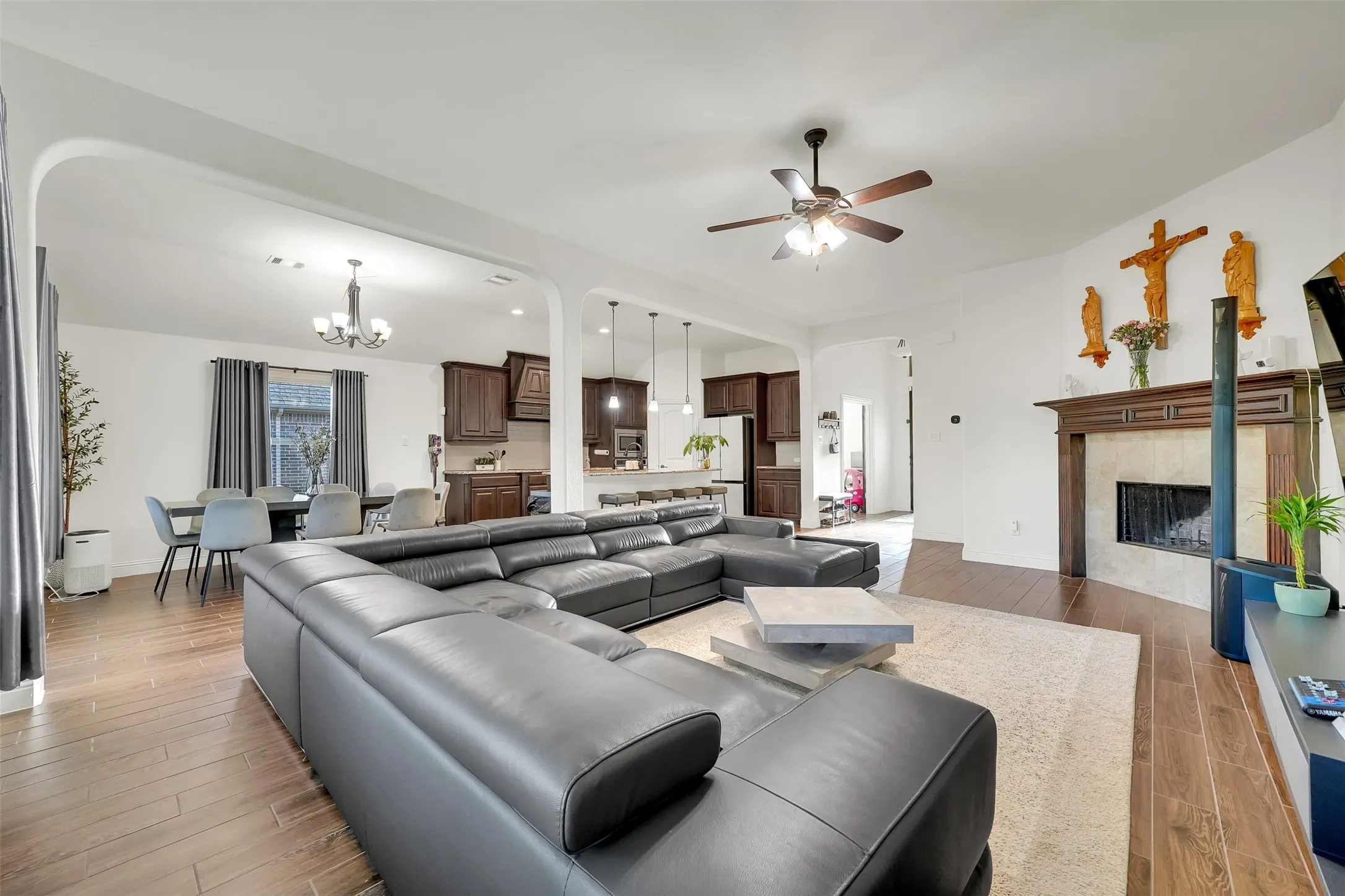 Single Family Residence For Sale in Ellis County , 413 Tucker Trail, Midlothian, Texas 76065, 3 Bedroom, 2 Bathroom, 2 Garage spaces, 2,230 Sqft, built in 2019, mls#21377189, Real Estate Agent in Midlothian, Homes For Sale in Ellis county, Homes For Sale in Midlothian, Realtor in Midlothian Texas, Real Estate Brokerage Independent Realty Texas, Luminita Cordes Realtor