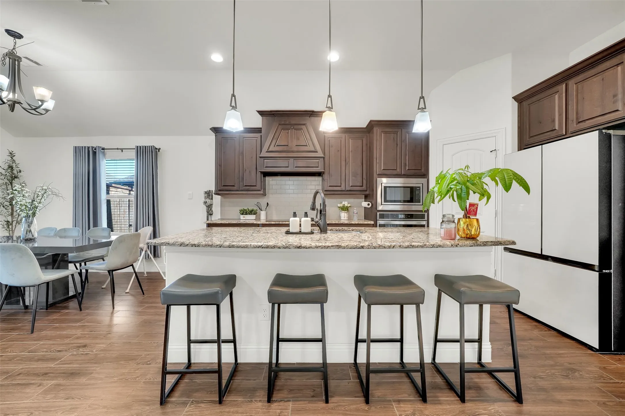 Single Family Residence For Sale in Ellis County , 413 Tucker Trail, Midlothian, Texas 76065, 3 Bedroom, 2 Bathroom, 2 Garage spaces, 2,230 Sqft, built in 2019, mls#21377189, Real Estate Agent in Midlothian, Homes For Sale in Ellis county, Homes For Sale in Midlothian, Realtor in Midlothian Texas, Real Estate Brokerage Independent Realty Texas, Luminita Cordes Realtor