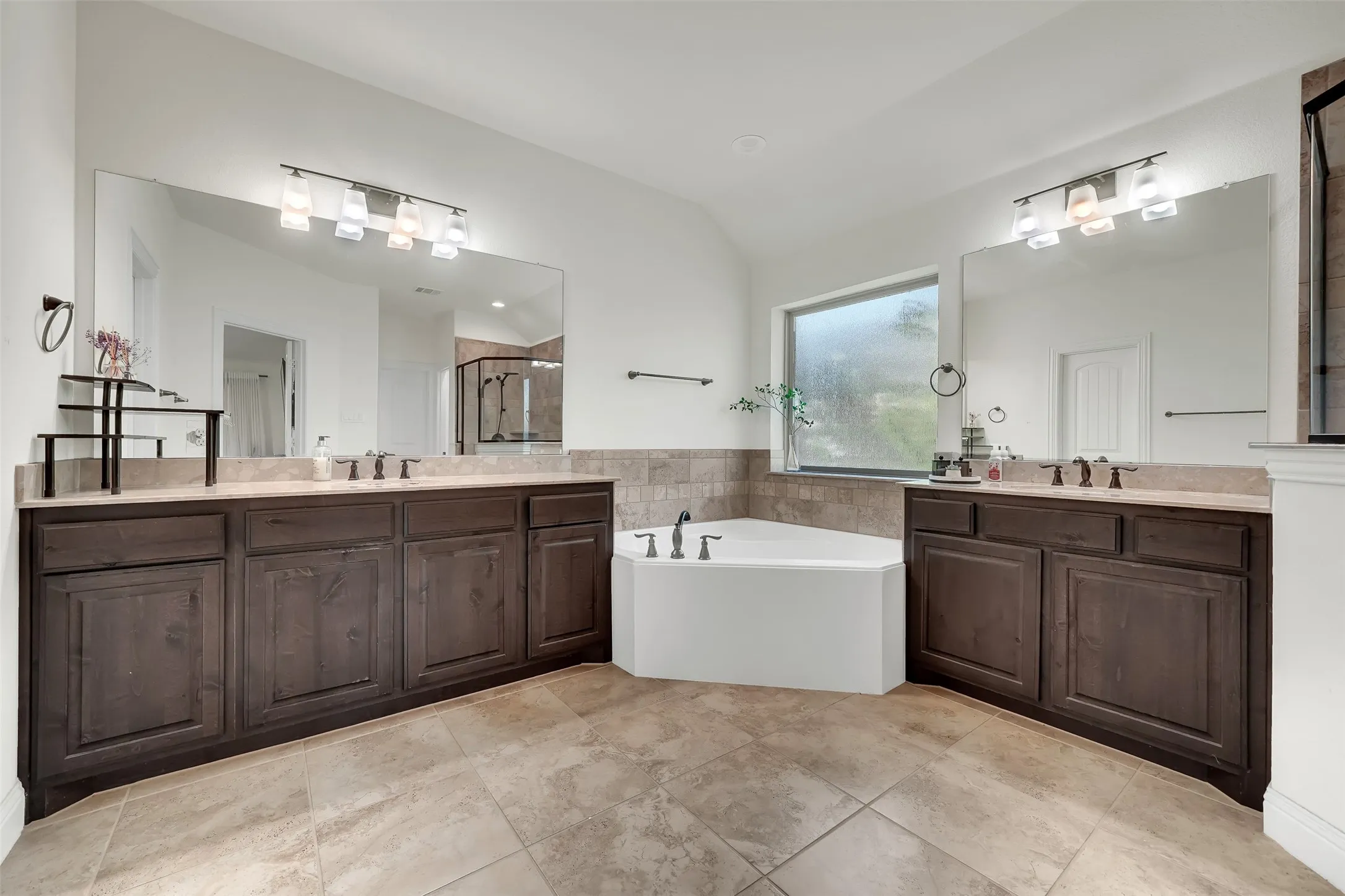 Single Family Residence For Sale in Ellis County , 413 Tucker Trail, Midlothian, Texas 76065, 3 Bedroom, 2 Bathroom, 2 Garage spaces, 2,230 Sqft, built in 2019, mls#21377189, Real Estate Agent in Midlothian, Homes For Sale in Ellis county, Homes For Sale in Midlothian, Realtor in Midlothian Texas, Real Estate Brokerage Independent Realty Texas, Luminita Cordes Realtor