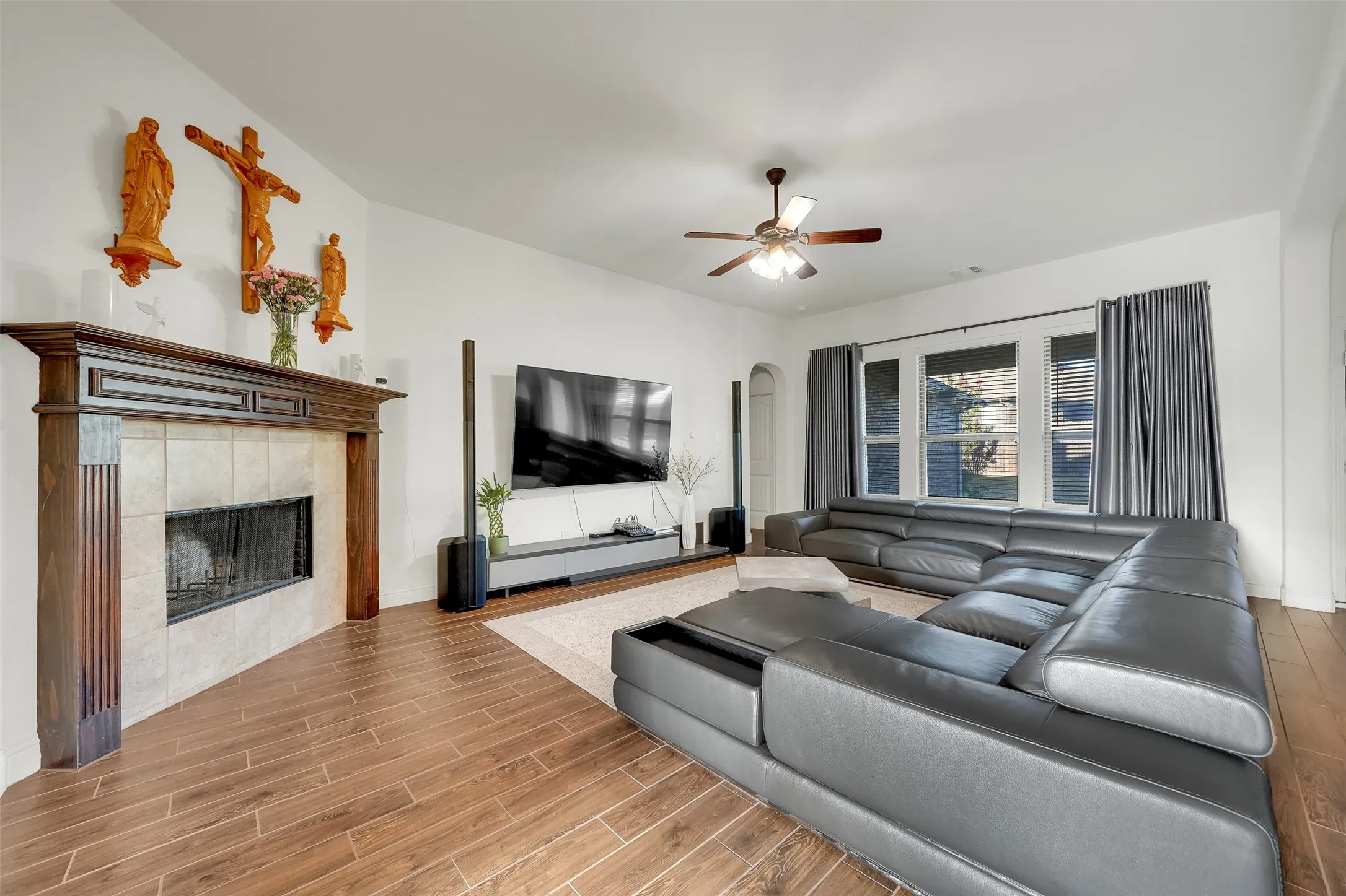 Single Family Residence For Sale in Ellis County , 413 Tucker Trail, Midlothian, Texas 76065, 3 Bedroom, 2 Bathroom, 2 Garage spaces, 2,230 Sqft, built in 2019, mls#21377189, Real Estate Agent in Midlothian, Homes For Sale in Ellis county, Homes For Sale in Midlothian, Realtor in Midlothian Texas, Real Estate Brokerage Independent Realty Texas, Luminita Cordes Realtor