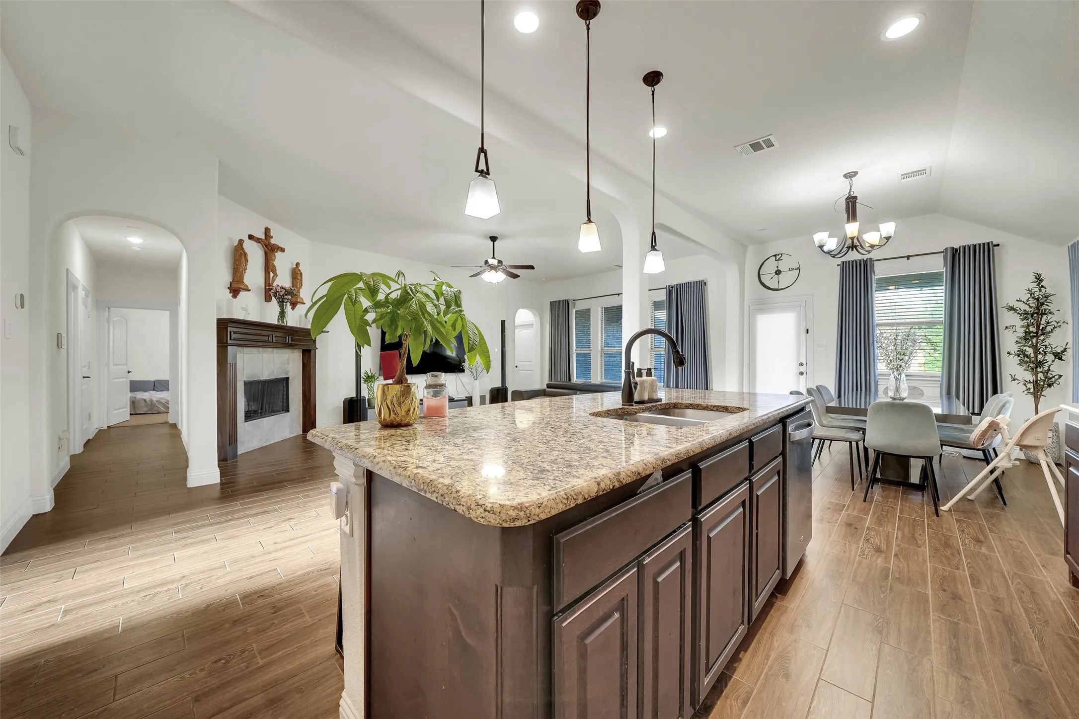 Single Family Residence For Sale in Ellis County , 413 Tucker Trail, Midlothian, Texas 76065, 3 Bedroom, 2 Bathroom, 2 Garage spaces, 2,230 Sqft, built in 2019, mls#21377189, Real Estate Agent in Midlothian, Homes For Sale in Ellis county, Homes For Sale in Midlothian, Realtor in Midlothian Texas, Real Estate Brokerage Independent Realty Texas, Luminita Cordes Realtor