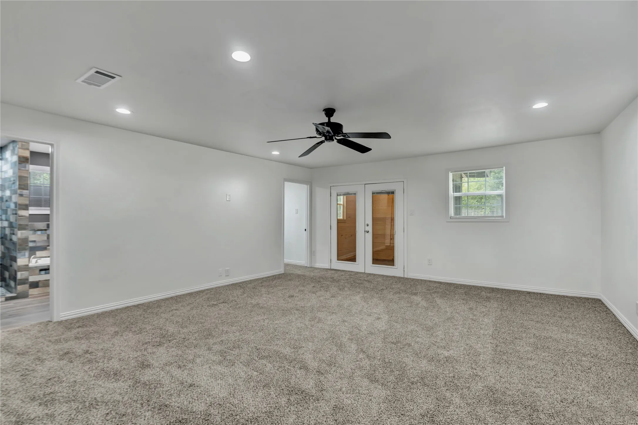 Single Family Residence For Sale in Tarrant County , 5504 James Avenue, Fort Worth, Texas 76115, 5 Bedroom, 3 Bathroom, Garage spaces, 2,000 Sqft, built in 1953, mls#21376480, Real Estate Agent in Fort Worth, Homes For Sale in Tarrant county, Homes For Sale in Fort Worth, Realtor in Fort Worth Texas, Real Estate Brokerage Independent Realty Texas, Luminita Cordes Realtor
