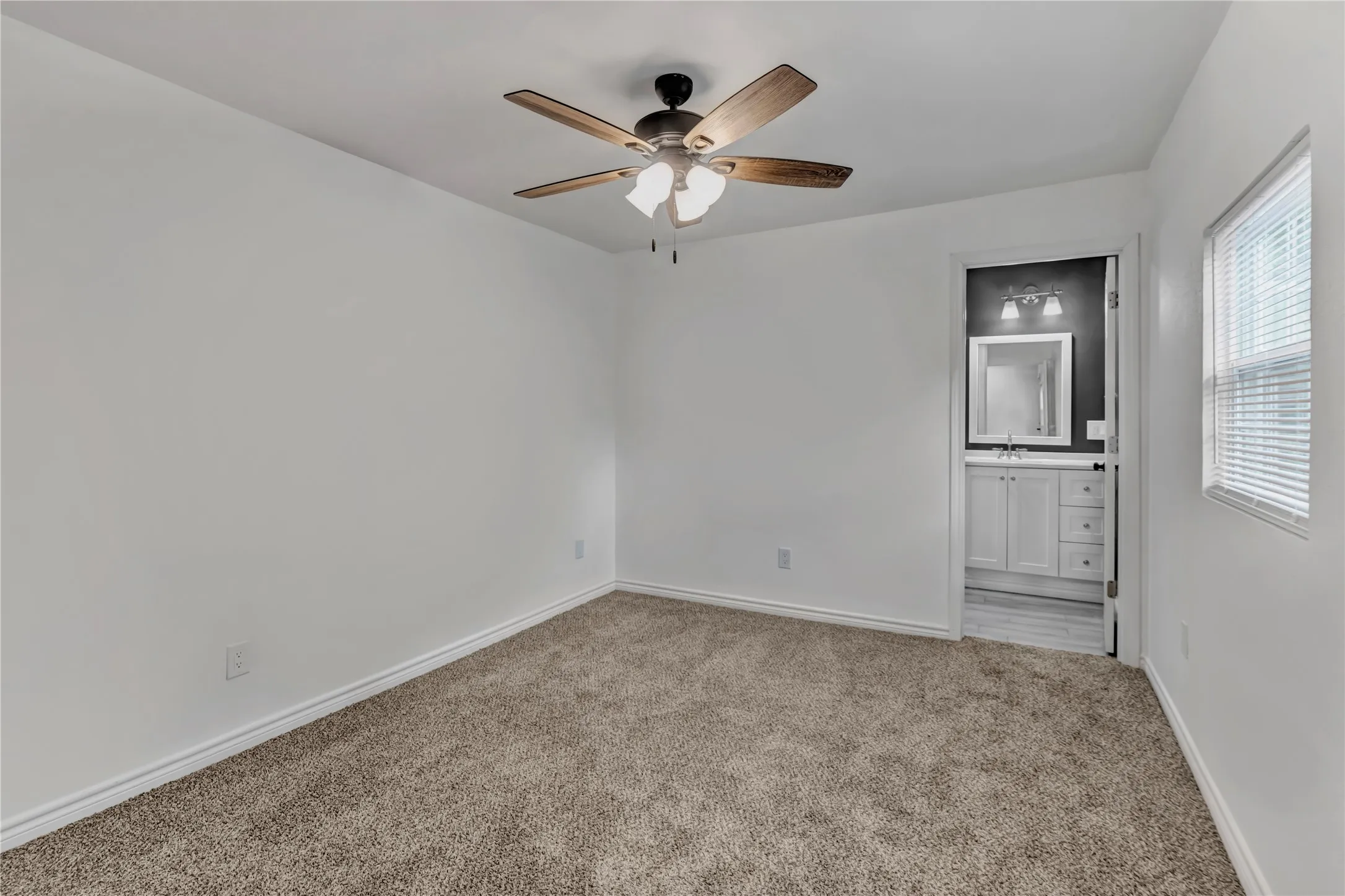Single Family Residence For Sale in Tarrant County , 5504 James Avenue, Fort Worth, Texas 76115, 5 Bedroom, 3 Bathroom, Garage spaces, 2,000 Sqft, built in 1953, mls#21376480, Real Estate Agent in Fort Worth, Homes For Sale in Tarrant county, Homes For Sale in Fort Worth, Realtor in Fort Worth Texas, Real Estate Brokerage Independent Realty Texas, Luminita Cordes Realtor