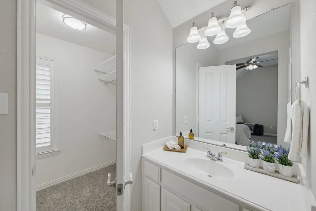 Single vanity with an integrated sink and an expansive mirror