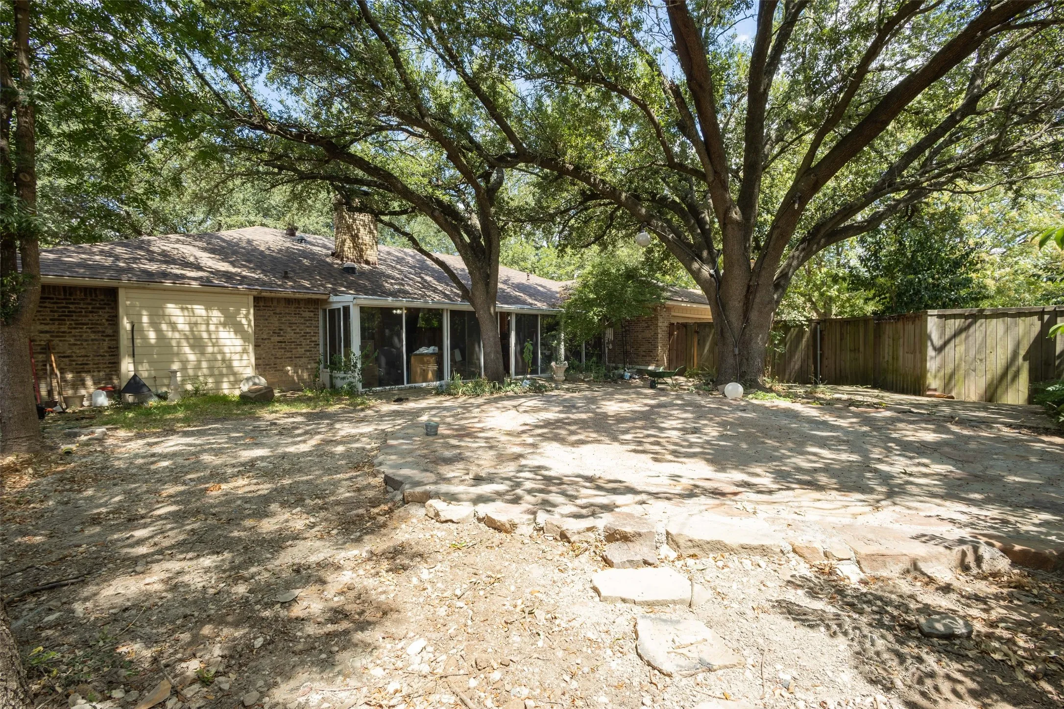 Single Family Residence For Sale in Dallas County , 1426 Marlene Place, De Soto, Texas 75115, 5 Bedroom, 3 Bathroom, 2 Garage spaces, 3,047 Sqft, built in 1978, mls#21352795, Real Estate Agent in De Soto, Homes For Sale in Dallas county, Homes For Sale in De Soto, Realtor in De Soto Texas, Real Estate Brokerage Independent Realty Texas, Luminita Cordes Realtor