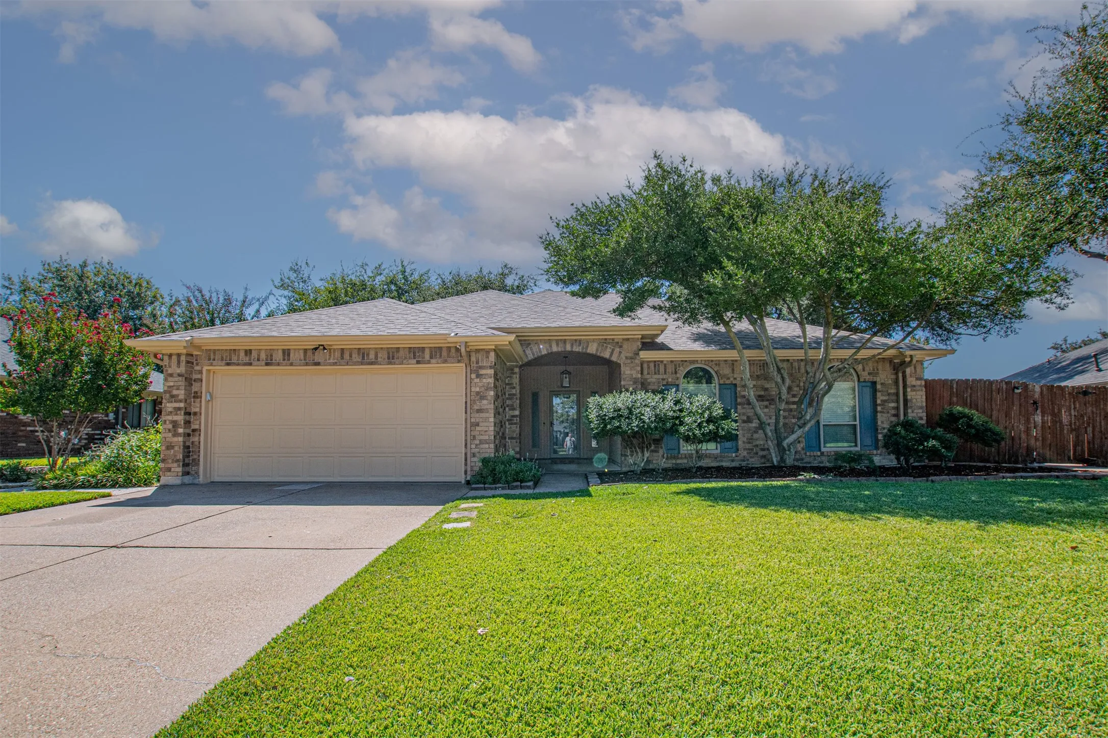 Single Family Residence For Sale in Tarrant County , 6620 Springhill Drive, Watauga, Texas 76148, 3 Bedroom, 2 Bathroom, 2 Garage spaces, 1,844 Sqft, built in 1987, mls#21376873, Real Estate Agent in Watauga, Homes For Sale in Tarrant county, Homes For Sale in Watauga, Realtor in Watauga Texas, Real Estate Brokerage Independent Realty Texas, Luminita Cordes Realtor