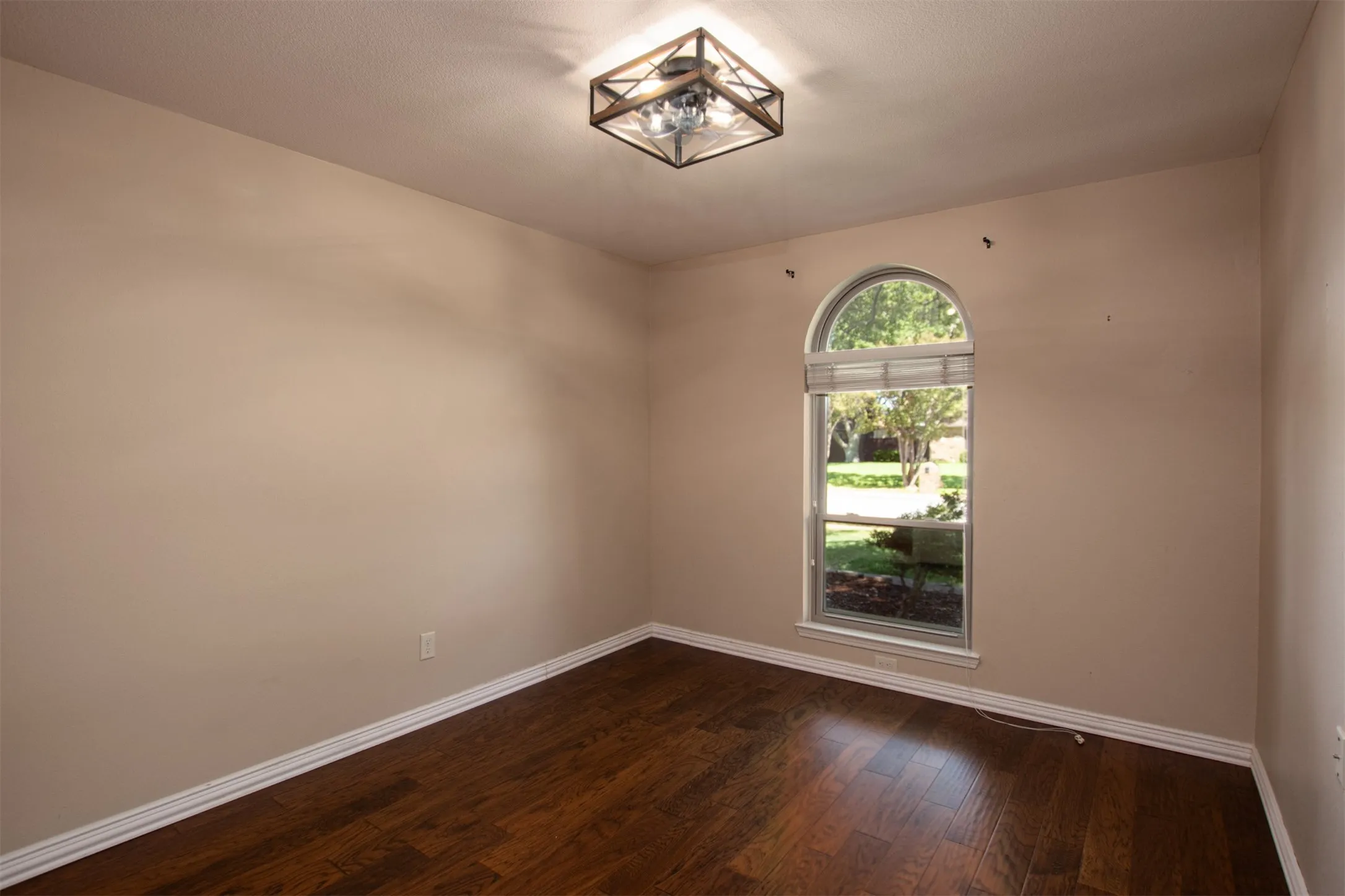 Single Family Residence For Sale in Tarrant County , 6620 Springhill Drive, Watauga, Texas 76148, 3 Bedroom, 2 Bathroom, 2 Garage spaces, 1,844 Sqft, built in 1987, mls#21376873, Real Estate Agent in Watauga, Homes For Sale in Tarrant county, Homes For Sale in Watauga, Realtor in Watauga Texas, Real Estate Brokerage Independent Realty Texas, Luminita Cordes Realtor