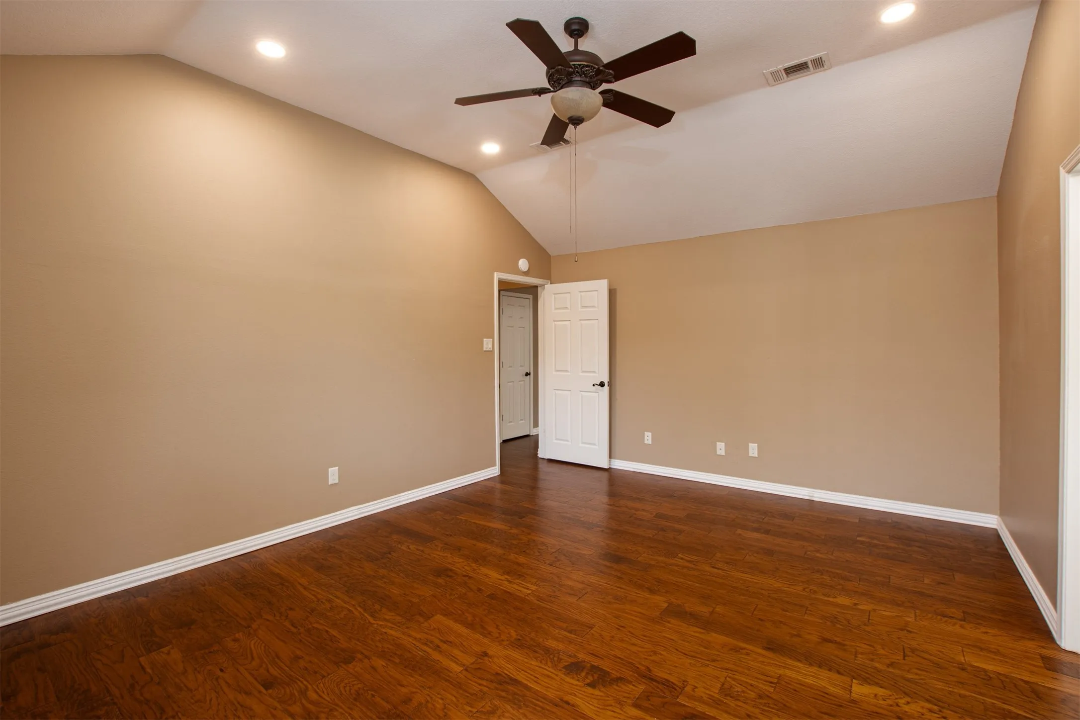Single Family Residence For Sale in Tarrant County , 6620 Springhill Drive, Watauga, Texas 76148, 3 Bedroom, 2 Bathroom, 2 Garage spaces, 1,844 Sqft, built in 1987, mls#21376873, Real Estate Agent in Watauga, Homes For Sale in Tarrant county, Homes For Sale in Watauga, Realtor in Watauga Texas, Real Estate Brokerage Independent Realty Texas, Luminita Cordes Realtor