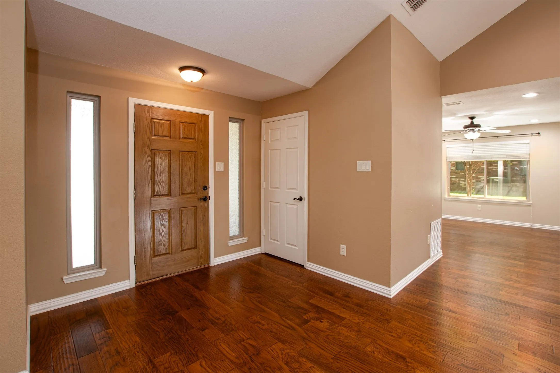 Single Family Residence For Sale in Tarrant County , 6620 Springhill Drive, Watauga, Texas 76148, 3 Bedroom, 2 Bathroom, 2 Garage spaces, 1,844 Sqft, built in 1987, mls#21376873, Real Estate Agent in Watauga, Homes For Sale in Tarrant county, Homes For Sale in Watauga, Realtor in Watauga Texas, Real Estate Brokerage Independent Realty Texas, Luminita Cordes Realtor
