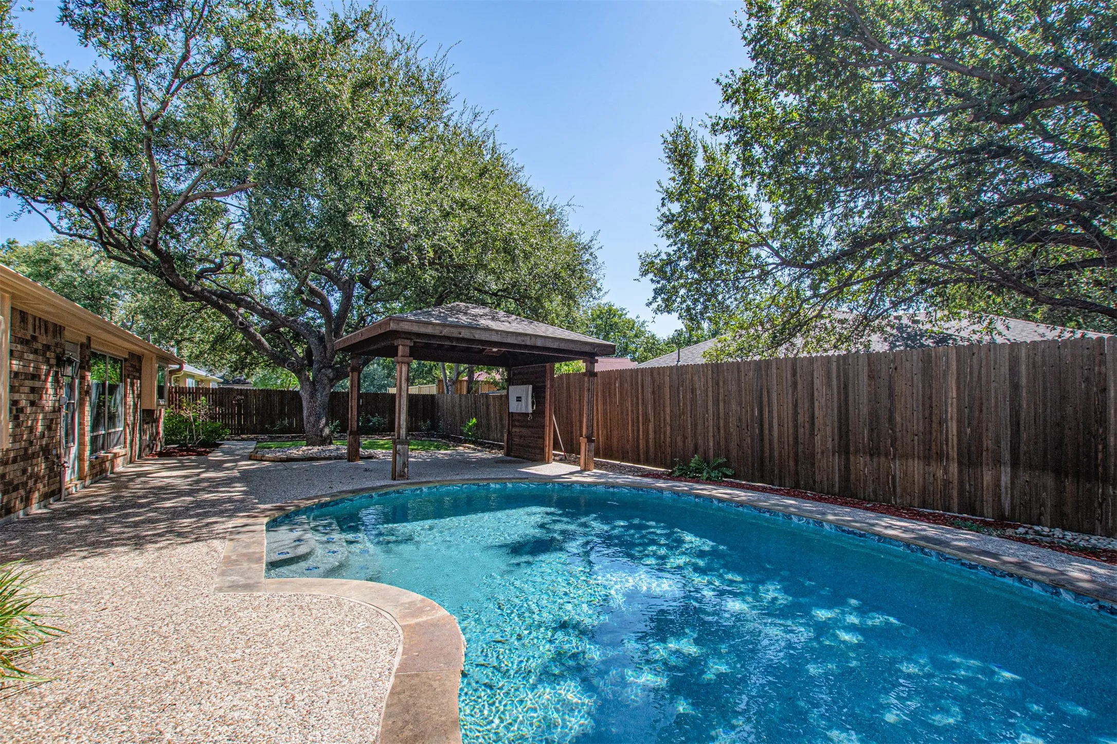 Single Family Residence For Sale in Tarrant County , 6620 Springhill Drive, Watauga, Texas 76148, 3 Bedroom, 2 Bathroom, 2 Garage spaces, 1,844 Sqft, built in 1987, mls#21376873, Real Estate Agent in Watauga, Homes For Sale in Tarrant county, Homes For Sale in Watauga, Realtor in Watauga Texas, Real Estate Brokerage Independent Realty Texas, Luminita Cordes Realtor