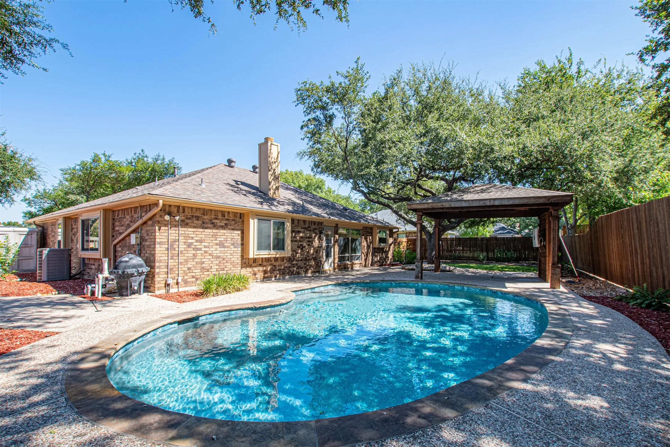 Single Family Residence For Sale in Tarrant County , 6620 Springhill Drive, Watauga, Texas 76148, 3 Bedroom, 2 Bathroom, 2 Garage spaces, 1,844 Sqft, built in 1987, mls#21376873, Real Estate Agent in Watauga, Homes For Sale in Tarrant county, Homes For Sale in Watauga, Realtor in Watauga Texas, Real Estate Brokerage Independent Realty Texas, Luminita Cordes Realtor