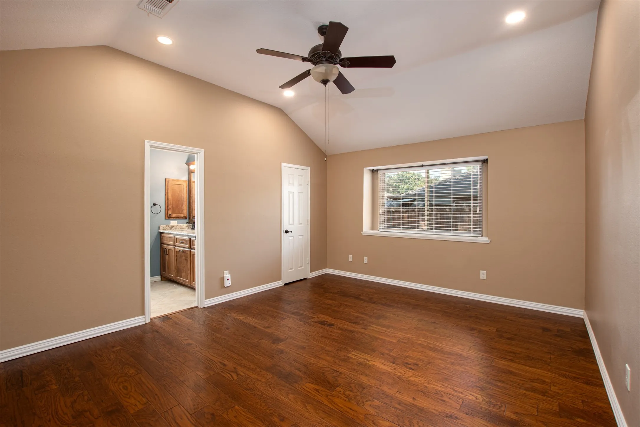 Single Family Residence For Sale in Tarrant County , 6620 Springhill Drive, Watauga, Texas 76148, 3 Bedroom, 2 Bathroom, 2 Garage spaces, 1,844 Sqft, built in 1987, mls#21376873, Real Estate Agent in Watauga, Homes For Sale in Tarrant county, Homes For Sale in Watauga, Realtor in Watauga Texas, Real Estate Brokerage Independent Realty Texas, Luminita Cordes Realtor