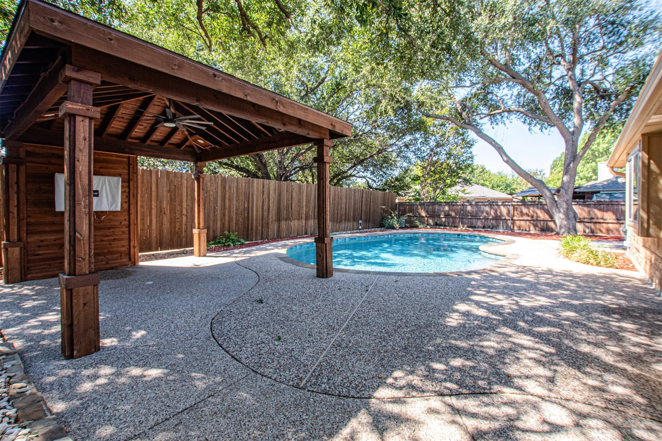 Single Family Residence For Sale in Tarrant County , 6620 Springhill Drive, Watauga, Texas 76148, 3 Bedroom, 2 Bathroom, 2 Garage spaces, 1,844 Sqft, built in 1987, mls#21376873, Real Estate Agent in Watauga, Homes For Sale in Tarrant county, Homes For Sale in Watauga, Realtor in Watauga Texas, Real Estate Brokerage Independent Realty Texas, Luminita Cordes Realtor