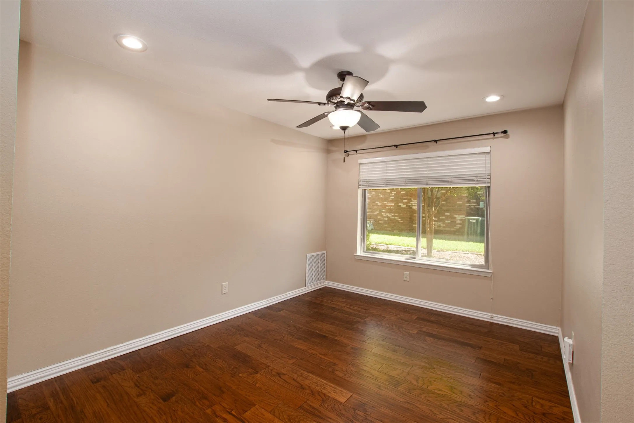 Single Family Residence For Sale in Tarrant County , 6620 Springhill Drive, Watauga, Texas 76148, 3 Bedroom, 2 Bathroom, 2 Garage spaces, 1,844 Sqft, built in 1987, mls#21376873, Real Estate Agent in Watauga, Homes For Sale in Tarrant county, Homes For Sale in Watauga, Realtor in Watauga Texas, Real Estate Brokerage Independent Realty Texas, Luminita Cordes Realtor