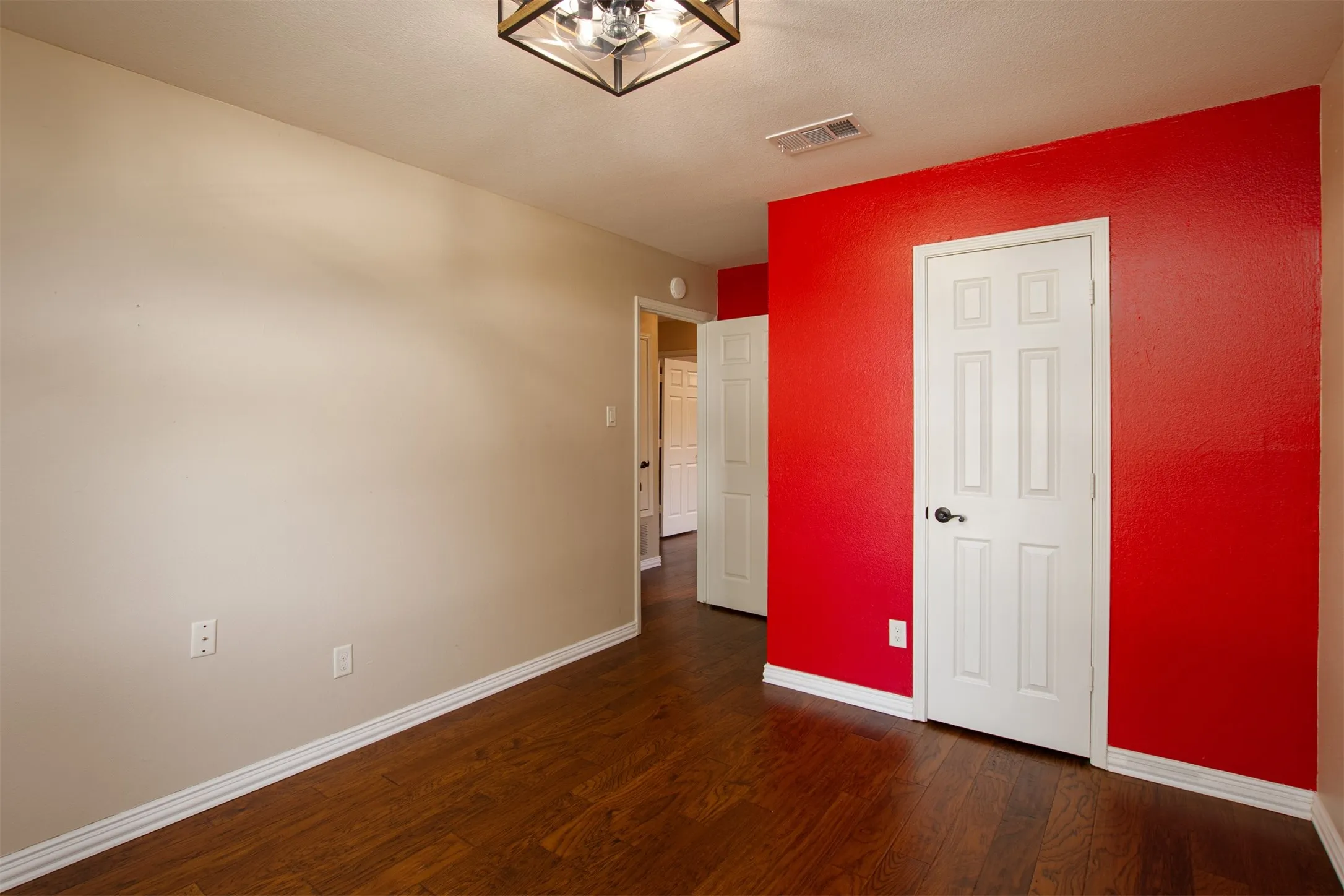 Single Family Residence For Sale in Tarrant County , 6620 Springhill Drive, Watauga, Texas 76148, 3 Bedroom, 2 Bathroom, 2 Garage spaces, 1,844 Sqft, built in 1987, mls#21376873, Real Estate Agent in Watauga, Homes For Sale in Tarrant county, Homes For Sale in Watauga, Realtor in Watauga Texas, Real Estate Brokerage Independent Realty Texas, Luminita Cordes Realtor