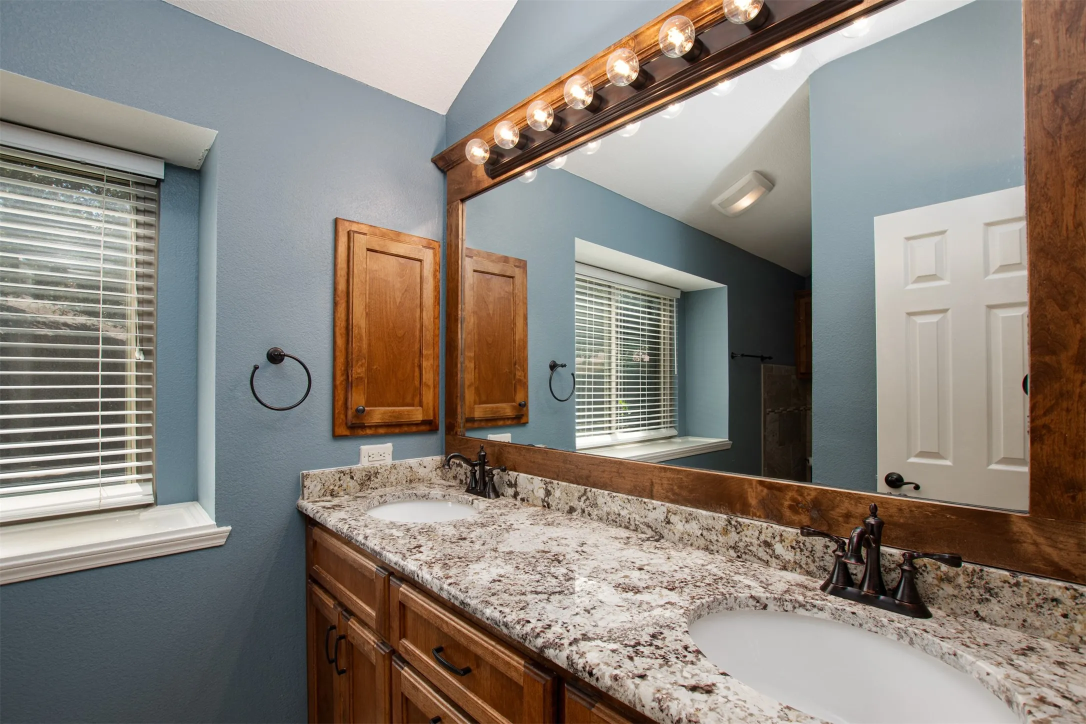 Single Family Residence For Sale in Tarrant County , 6620 Springhill Drive, Watauga, Texas 76148, 3 Bedroom, 2 Bathroom, 2 Garage spaces, 1,844 Sqft, built in 1987, mls#21376873, Real Estate Agent in Watauga, Homes For Sale in Tarrant county, Homes For Sale in Watauga, Realtor in Watauga Texas, Real Estate Brokerage Independent Realty Texas, Luminita Cordes Realtor