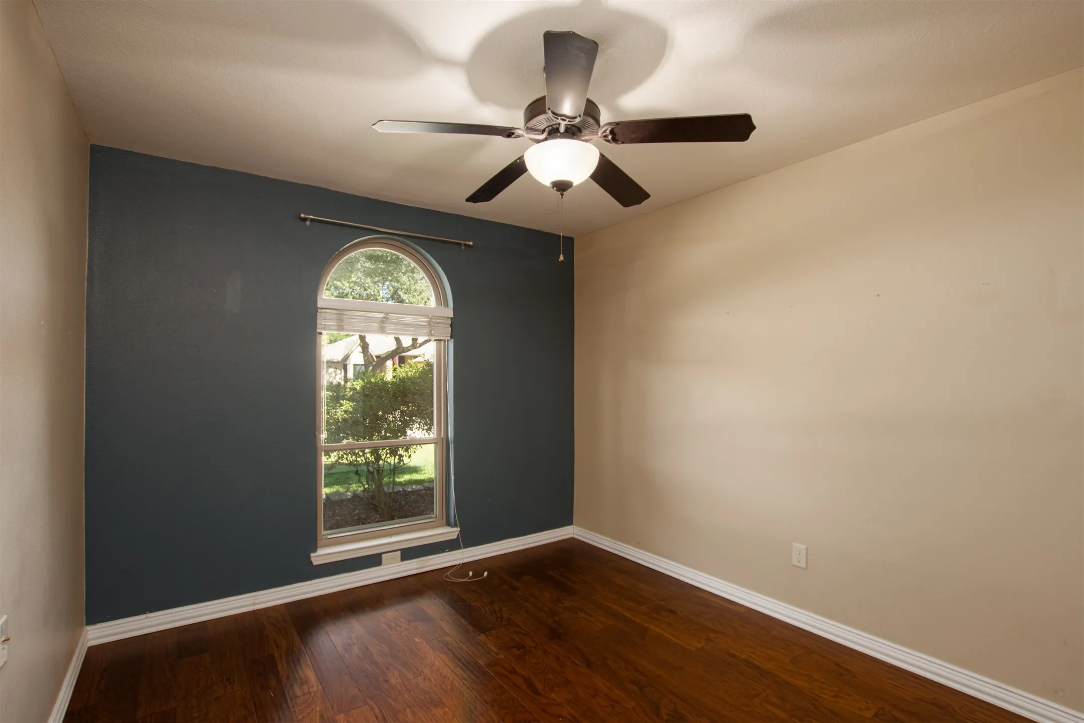 Single Family Residence For Sale in Tarrant County , 6620 Springhill Drive, Watauga, Texas 76148, 3 Bedroom, 2 Bathroom, 2 Garage spaces, 1,844 Sqft, built in 1987, mls#21376873, Real Estate Agent in Watauga, Homes For Sale in Tarrant county, Homes For Sale in Watauga, Realtor in Watauga Texas, Real Estate Brokerage Independent Realty Texas, Luminita Cordes Realtor