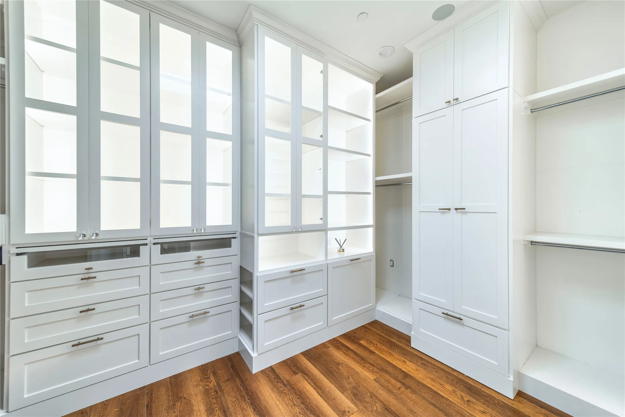 Single Family Residence For Rent in Dallas County , 3548 Bryn Mawr, University Park, Texas 75225, 5 Bedroom, 9 Bathroom, 3 Garage spaces, 9,550 Sqft, built in 2010, mls#21376672, Real Estate Agent in University Park, Homes For Rent in Dallas county, Homes For Rent in University Park, Realtor in University Park Texas, Real Estate Brokerage Independent Realty Texas, Luminita Cordes Realtor